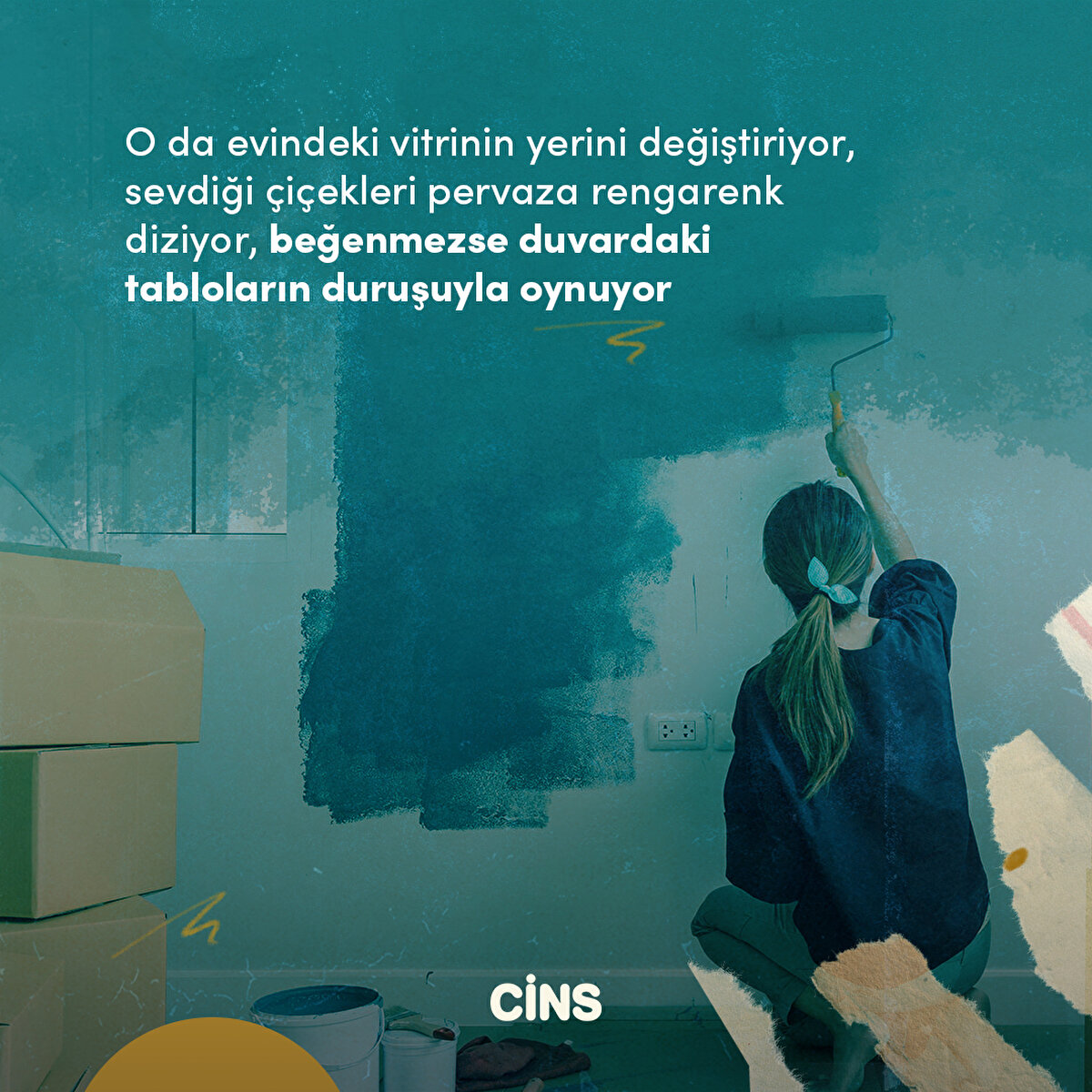 O da evindeki vitrinin yerini değiştiriyor, sevdiği çiçekleri pervaza rengarenk diziyor, beğenmezse duvardaki tabloların duruşuyla oynuyor