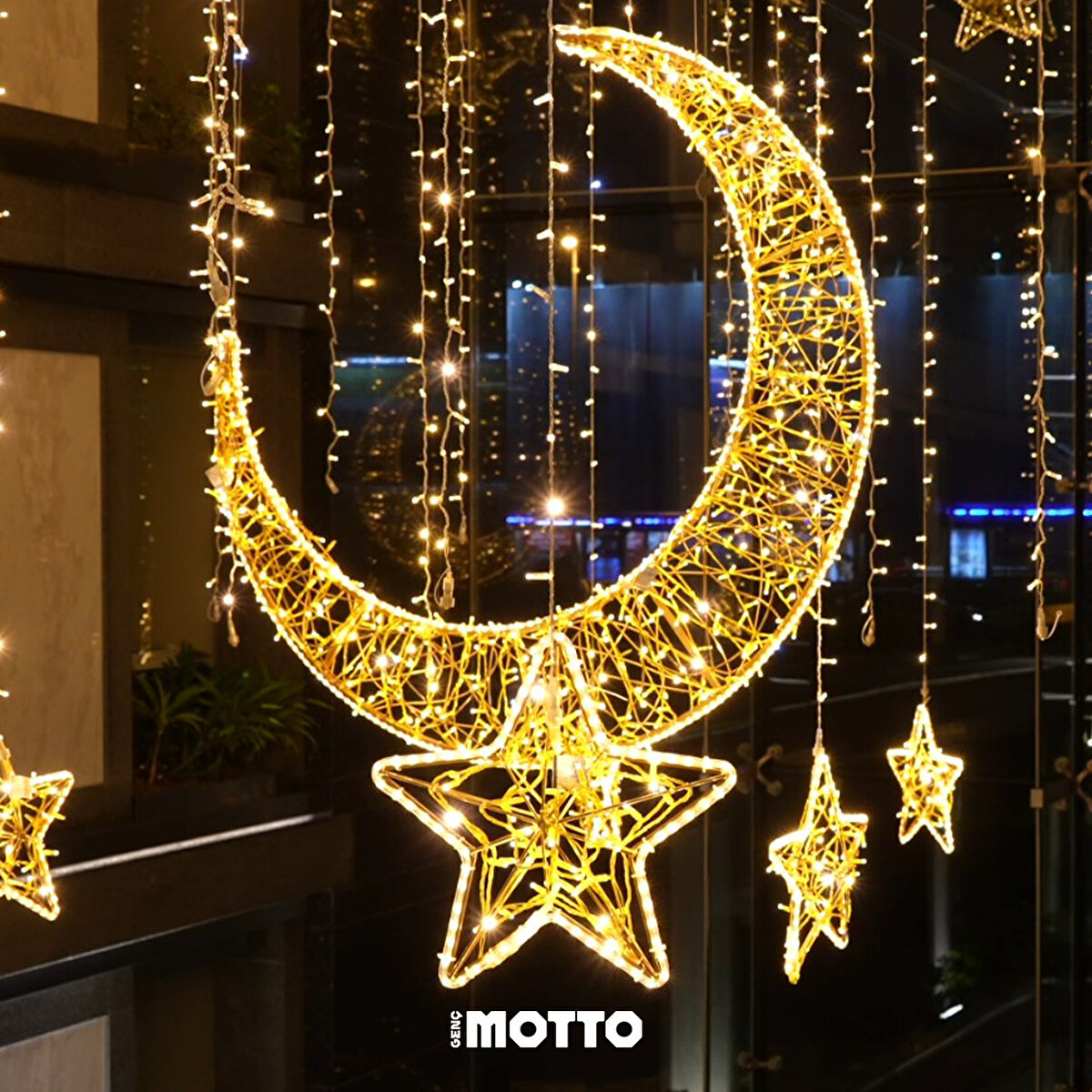 Ay ve yıldızlar, hava karardıktan sonra pırıl pırıl parlıyor. 