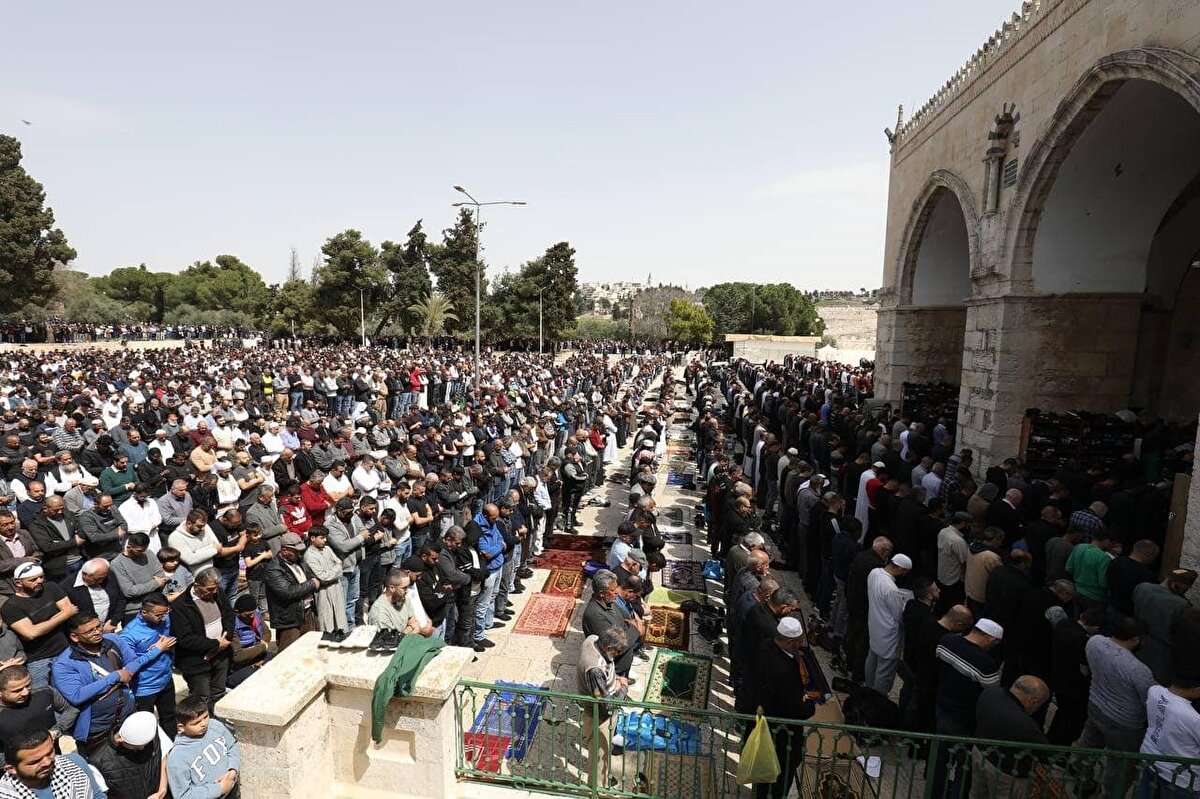 İsrail, Batı Şeria’dan Kudüs’e geçmek isteyen Filistinlilere karşı yoğun güvenlik önlemleri uyguladı. Batı Şeria’da çıkışlardaki kontrolleri arttırıp bariyerler kuran İsrail güçleri, Kudüs’e gitmek isteyen Filistinlileri tek tek aradı. Bazı Filistinlilerin geçişi ise İsrail güvenlik güçleri tarafından engellendi.