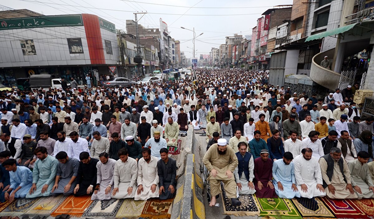 Peşaver kentinde yaşayan Müslümanlarsa Cantt Camii'ne akın etti. Müslümanlar camiyi doldururken, içeride yer bulamayanlar namazlarını avlu ve bahçede kıldı.