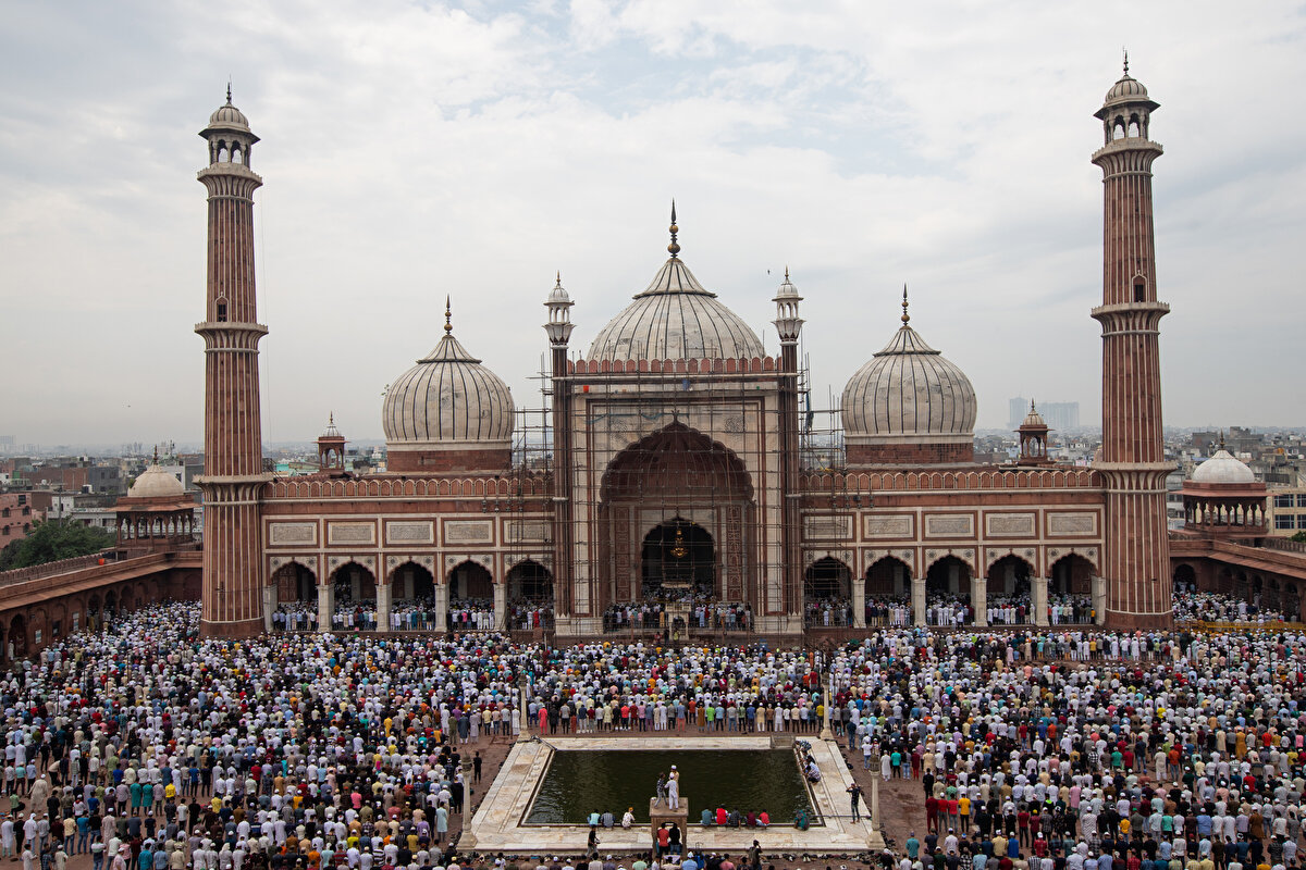 Hindistan’ın başkenti Yeni Delhi’de yaşayan Müslümanlar, Jama Masjid’inde (Cuma Camii) Ramazan ayının ilk cuma namazını kıldı.