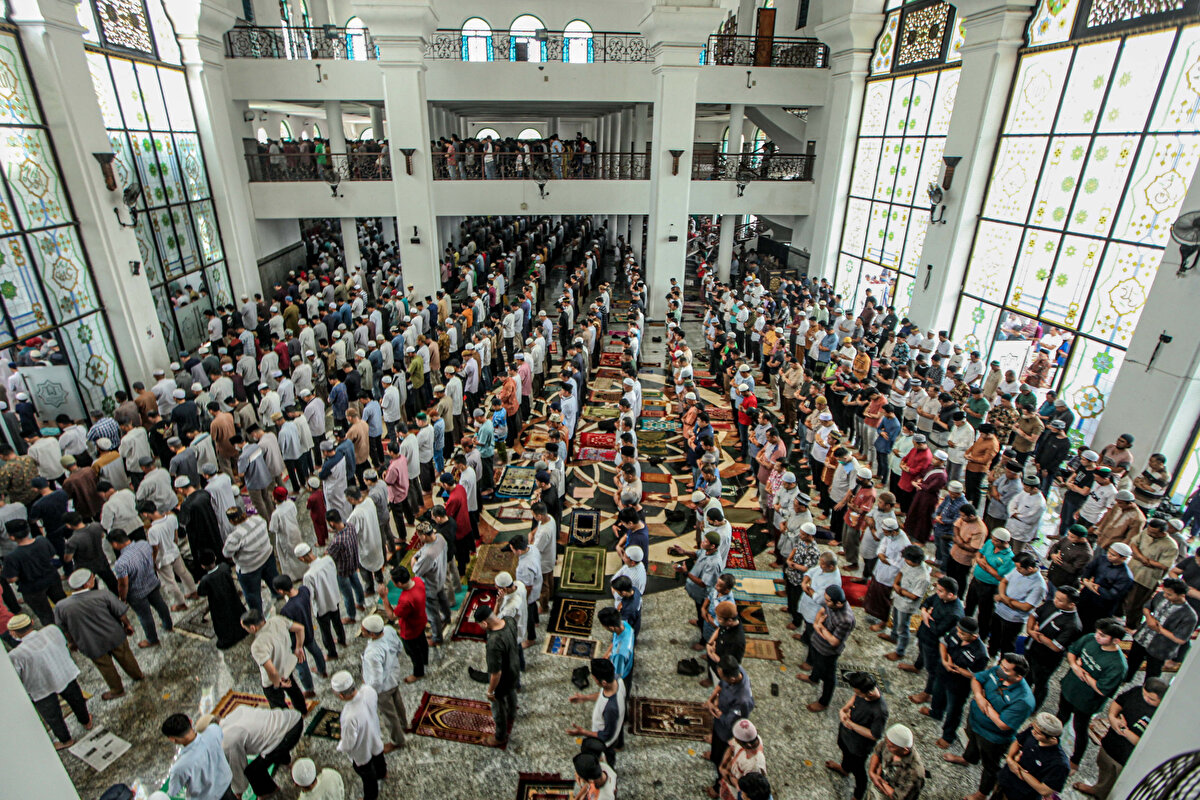 Endonezya'nın Palembang kentinde yaşayan Müslümanlar, Sultan Mahmud Badaruddin Camii'nde Ramazan ayının ilk cuma namazını kıldı.