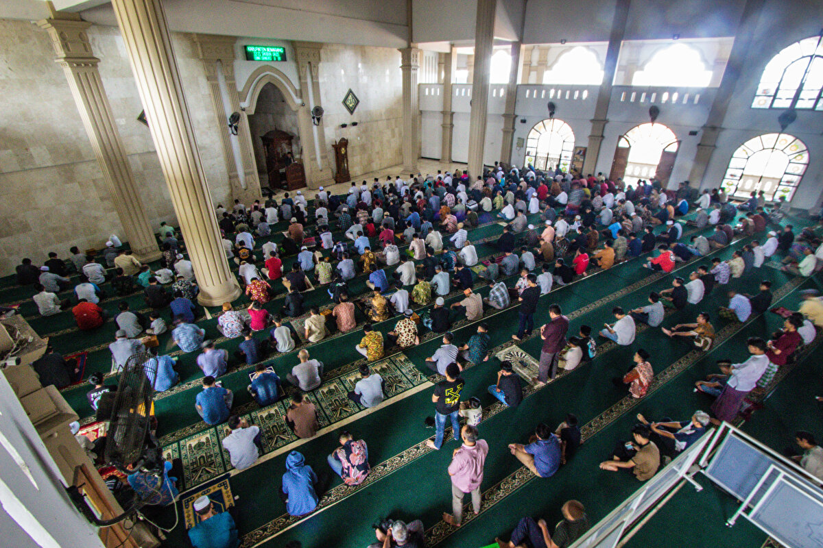 Orta Cava eyaletinde bulunan Ungaran kentinde yaşayan Müslümanlarsa, El-Mabrur Camii'nde Ramazan’ın ilk cumasını kıldı.