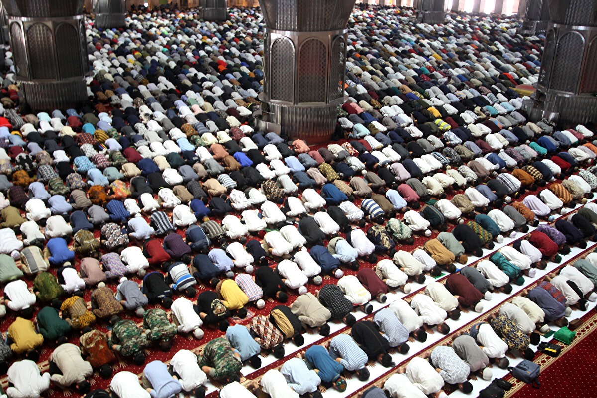 Endonezya'nın Cakarta kentinde yaşayan Müslümanlar, Güneydoğu Asya'nın en büyük camisi konumunda olan İstiklal Camii'nde Ramazan ayının ilk cuma namazını kıldı.