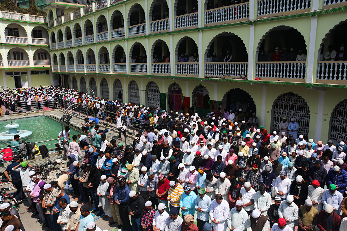 Nepal'in başkenti Katmandu'da yaşayan Müslümanlar, kentteki camilerde Ramazan ayının ilk cuma namazını kıldı.