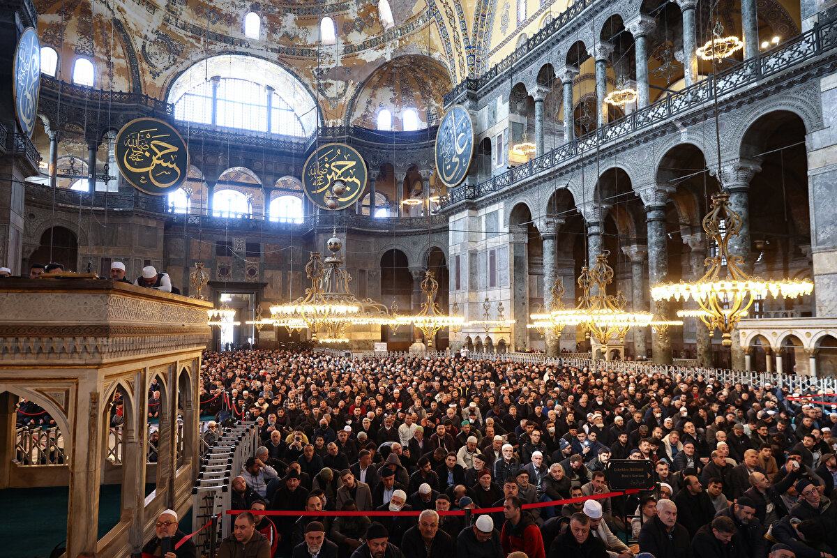 Ayasofya-i Kebir Camii-i Şerifi'nde, Ramazan ayının ilk cuma namazı kılındı.