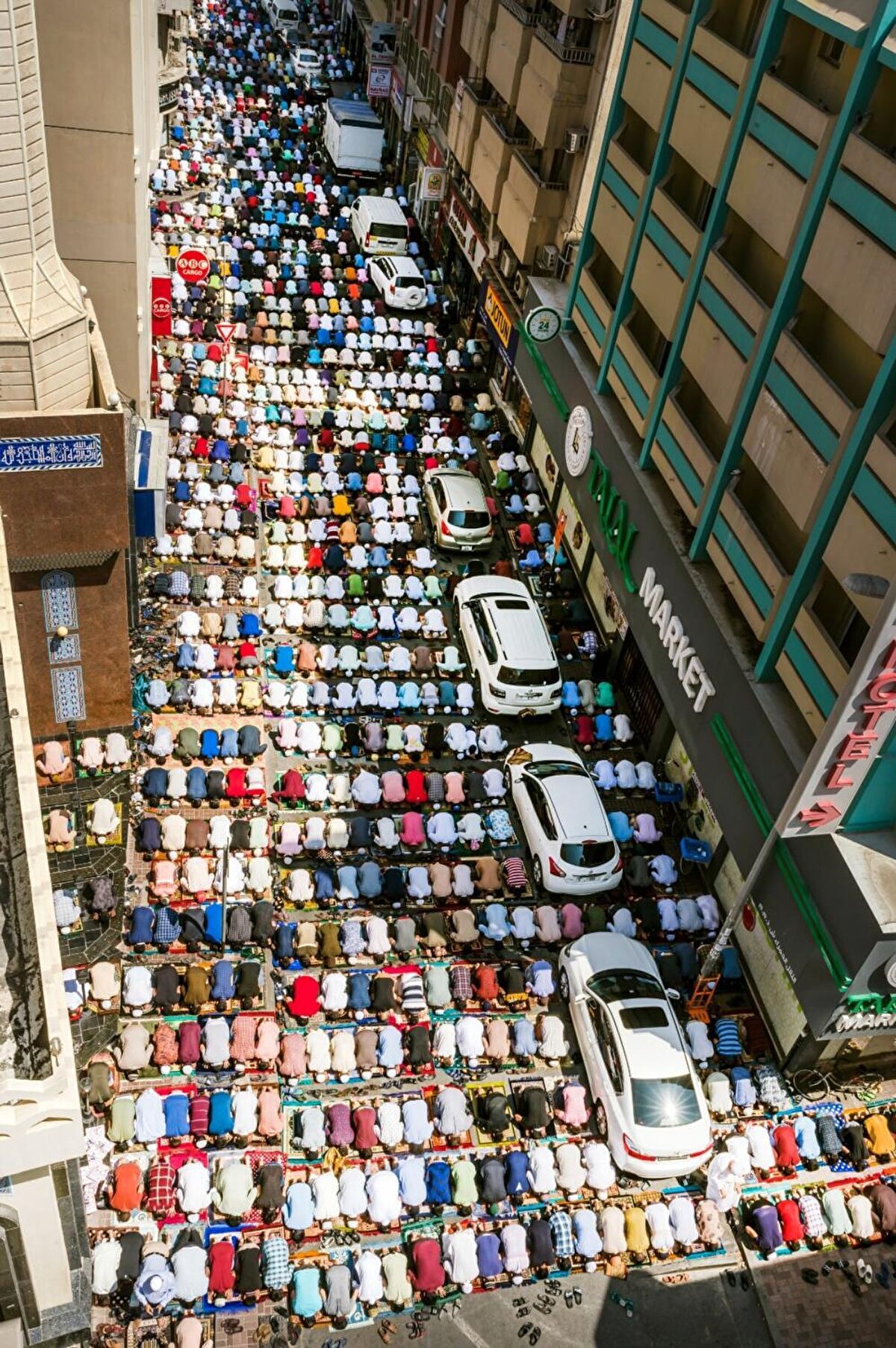 Birleşik Arap Emirlikleri'nde bu yıl Ramazan'ın ilk cuma namazı için büyük bir kalabalık bugün bir araya geldi. Dubai, Deira'daki El Gargawi Mescidi'nde camiye sığmayan cemaat, namazını sokaklardaki sergilerin üstünde eda etti.