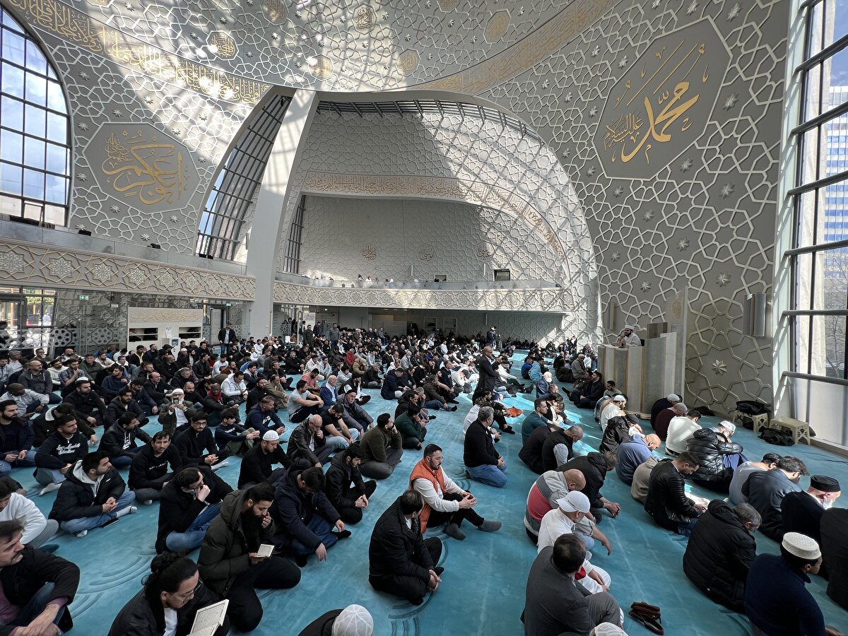 Almanya'daki Köln Merkez Camisi'ni dolduran Müslümanlar, hep birlikte cuma namazlarını eda ettikten sonra 6 Şubat'ta meydana gelen Kahramanmaraş merkezli depremlerde yaşamını yitirenler ve yaralananlar için dua etti.