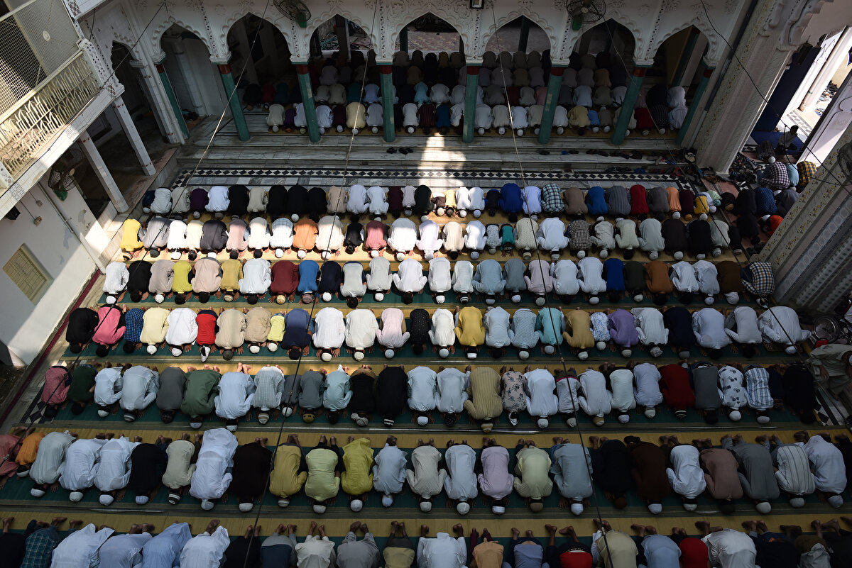 Hindistan'ın Uttar Pradesh eyaletinde bulunan Prayagraj kentinde yaşayan Müslümanlar da Washi Ullah Camisi'nde namazlarını eda etti.