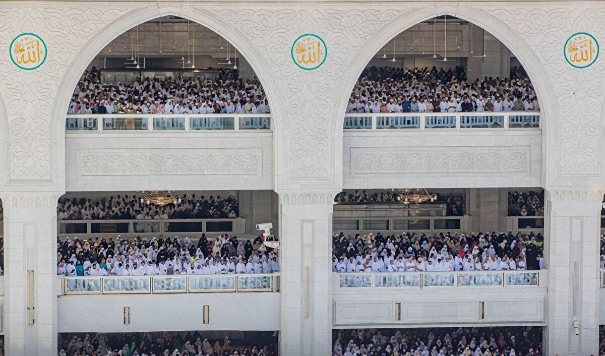 Dünyanın farklı coğrafyalarından gelen binlerce Müslüman, Mekke kentindeki Mescid-i Haram’da saf tuttu. Mekke’deki Müslümanlar, Kabe İmamı Şeyh Faysal Gazzavi’nin cuma hutbesini okumasının ardından Ramazan ayının ilk cuma namazını eda etti.