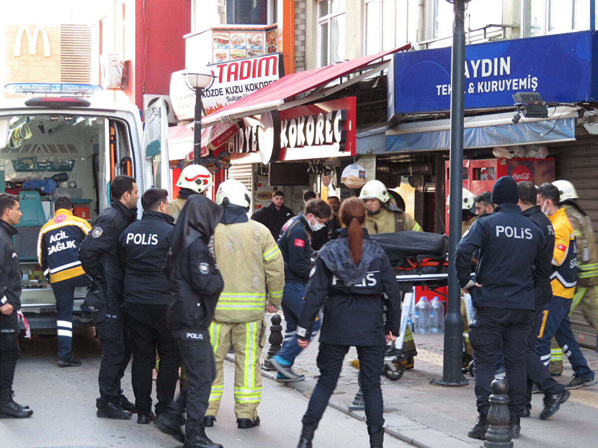 Yangın nedeniyle 2 kişi yaşamını yitirdi. Yaralanan 2 kişi, sağlık ekiplerince hastaneye kaldırıldı.<br><br>