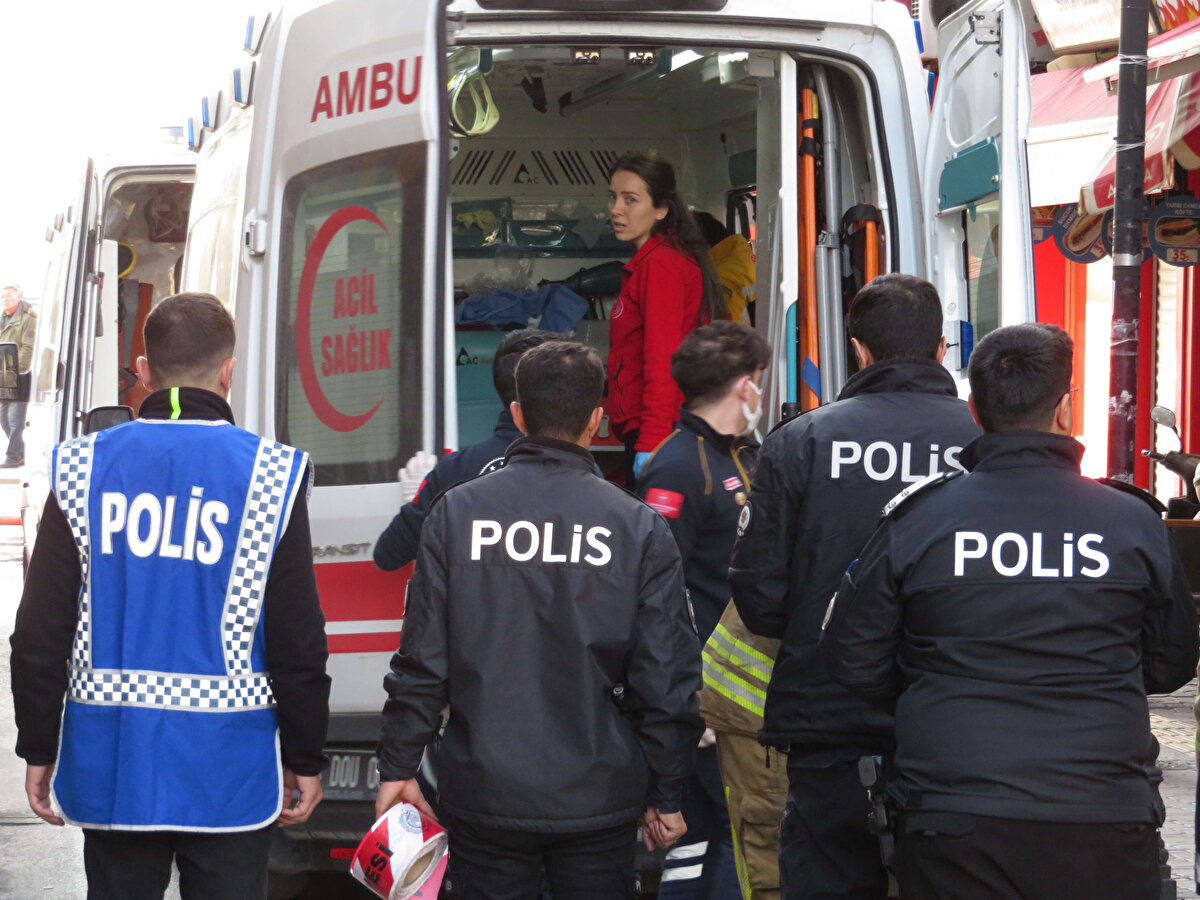 İhbar üzerine olay yerine çok sayıda polis, itfaiye ve sağlık ekibi sevk edildi.<br><br>