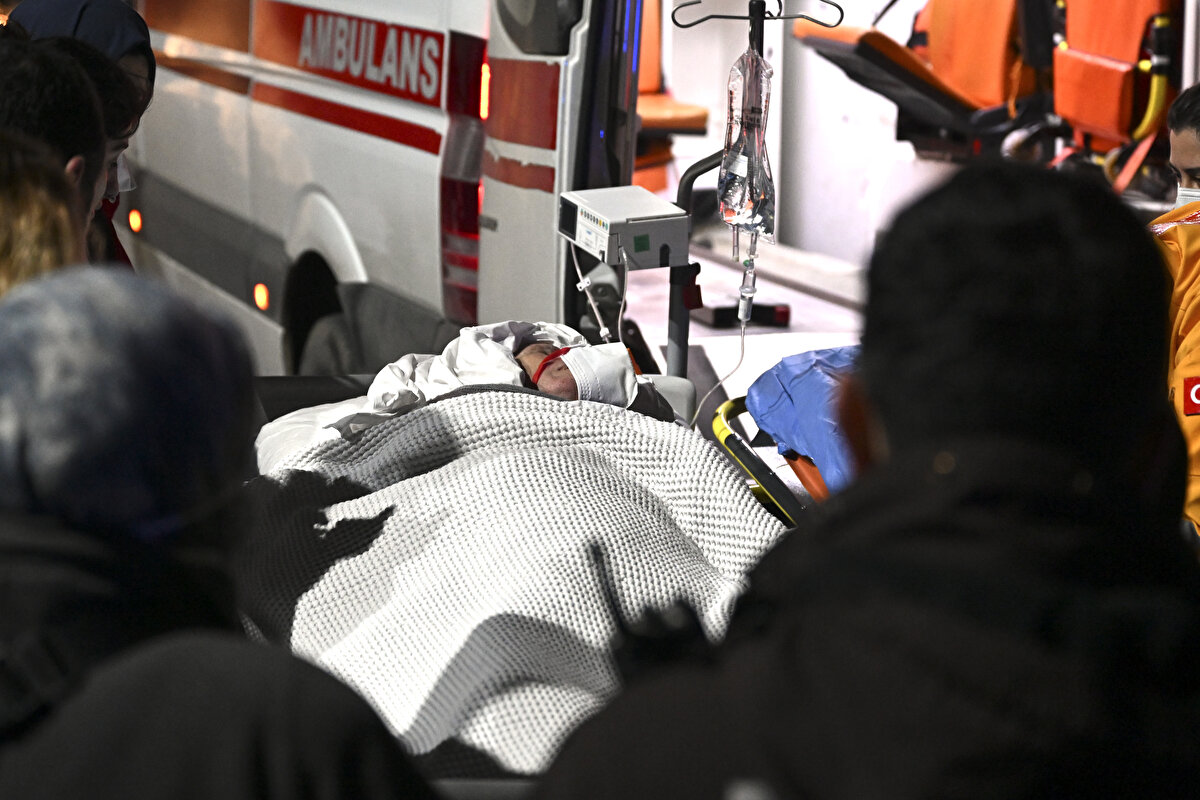 İstanbul Valiliği çıkan yangına ilişkin açıklama yaptı.<br><br>İlk etapta Yoğun Bakım Servisi’nde bulunan kritik durumdaki 15 hasta olmak üzere, diğer servislerde tedavi gören toplam 109 hastanın tedbir amacıyla civardaki hastanelere nakledildiği ifade edilen açıklamada "Bu esnada ağır durumda olan bir yoğun bakım hastamız maalesef vefat etmiştir." denildi.<br><br>