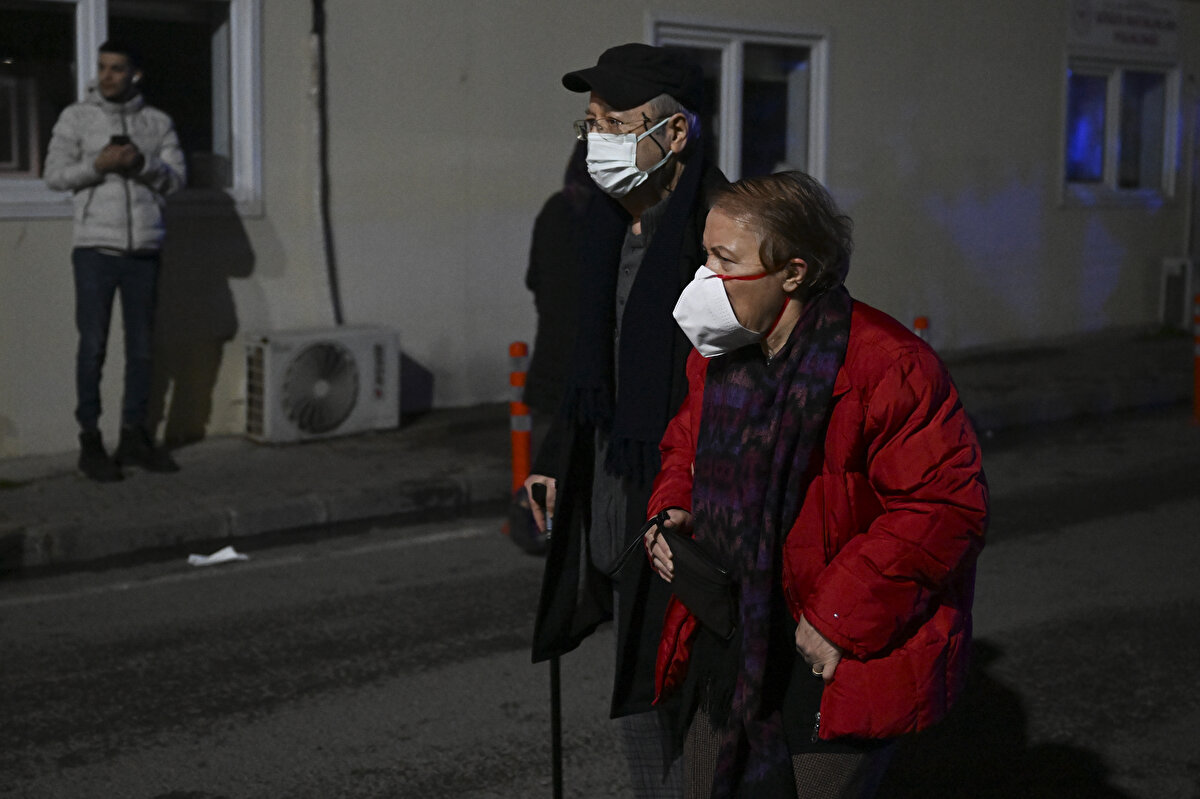 Hastalar çevredeki hastanelere ambulanslarla sevk edilirken, yangın itfaiye ekiplerinin müdahalesiyle söndürüldü.<br><br>