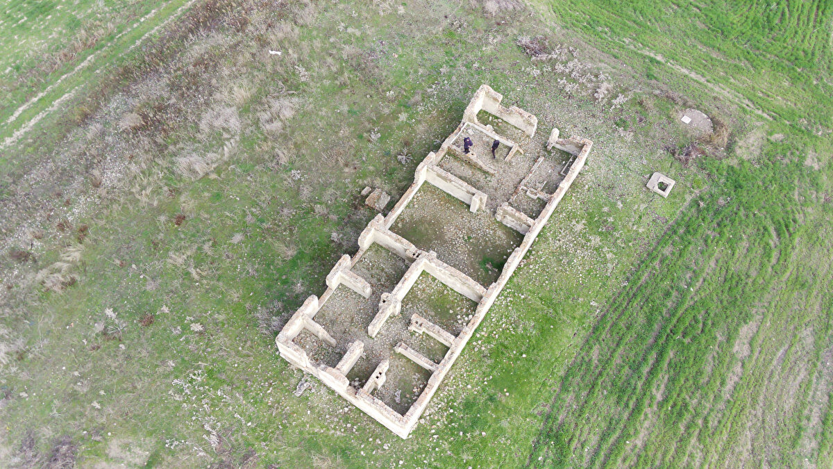 Suyun yaklaşık 550 metre çekildiği baraj sahasında ortaya çıkan eski tren istasyonu nostaljik değerinden dolayı görenlerin ilgisini çekiyor.<br><br>
