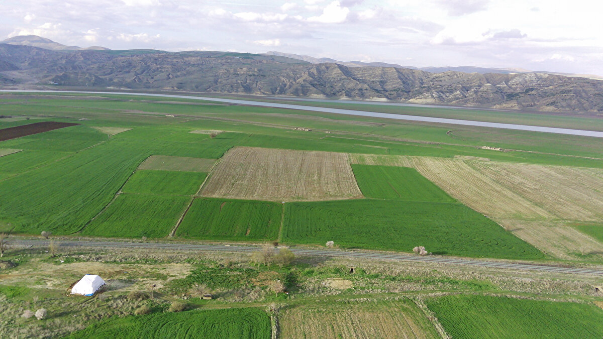 Suyun çekilmesiyle baraj sahasındaki 83 yıllık tren istasyonu gün yüzüne çıktı.<br><br>