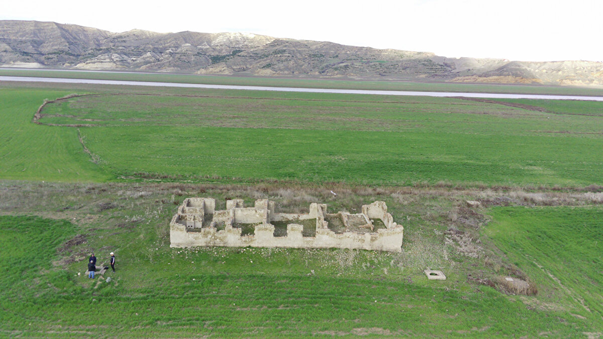 Merkeze bağlı Yünlüce köyü sınırlarındaki baraj gölü sahasında bulunan, yazılı ve sözlü kaynaklara göre 1940 yılında yapıldığı ifade edilen tren istasyonu, 1974 yılında Keban Baraj gölünün su tutmaya başlamasıyla sular altında kaldı.<br><br>