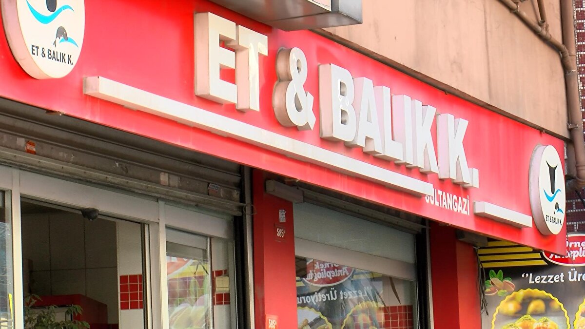 İşletmenin Müdürü Merve Bülbül, DHA'ya yaptığı açıklamada "Et fiyatlarıyla ilgili son açıklananlardan sonra biz de bayağı bir sıkıntı yaşıyoruz. İnsanlar burayı Et ve Süt Kurumu ile karıştırıyorlar. Geliyorlar, elimizden geldiğince onlara açıklama yapmaya çalışıyoruz. Burası 8-9 yıllık, özel şahsa ait bir işletme. Biz kendi üretimimizi yapıyoruz ve kendi üretimimizi satıyoruz. Devletle herhangi bir ilgimiz alakamız yok. Müşterilerimiz buraya geldiklerinde, bize sorulduğu takdirde de açıklamasını sürekli yapıyoruz. Bu konu çok gerginliğe neden oluyor. Aslında, biz de çok şikayetçiyiz durumdan." ifadelerini kullandı.<br><br>