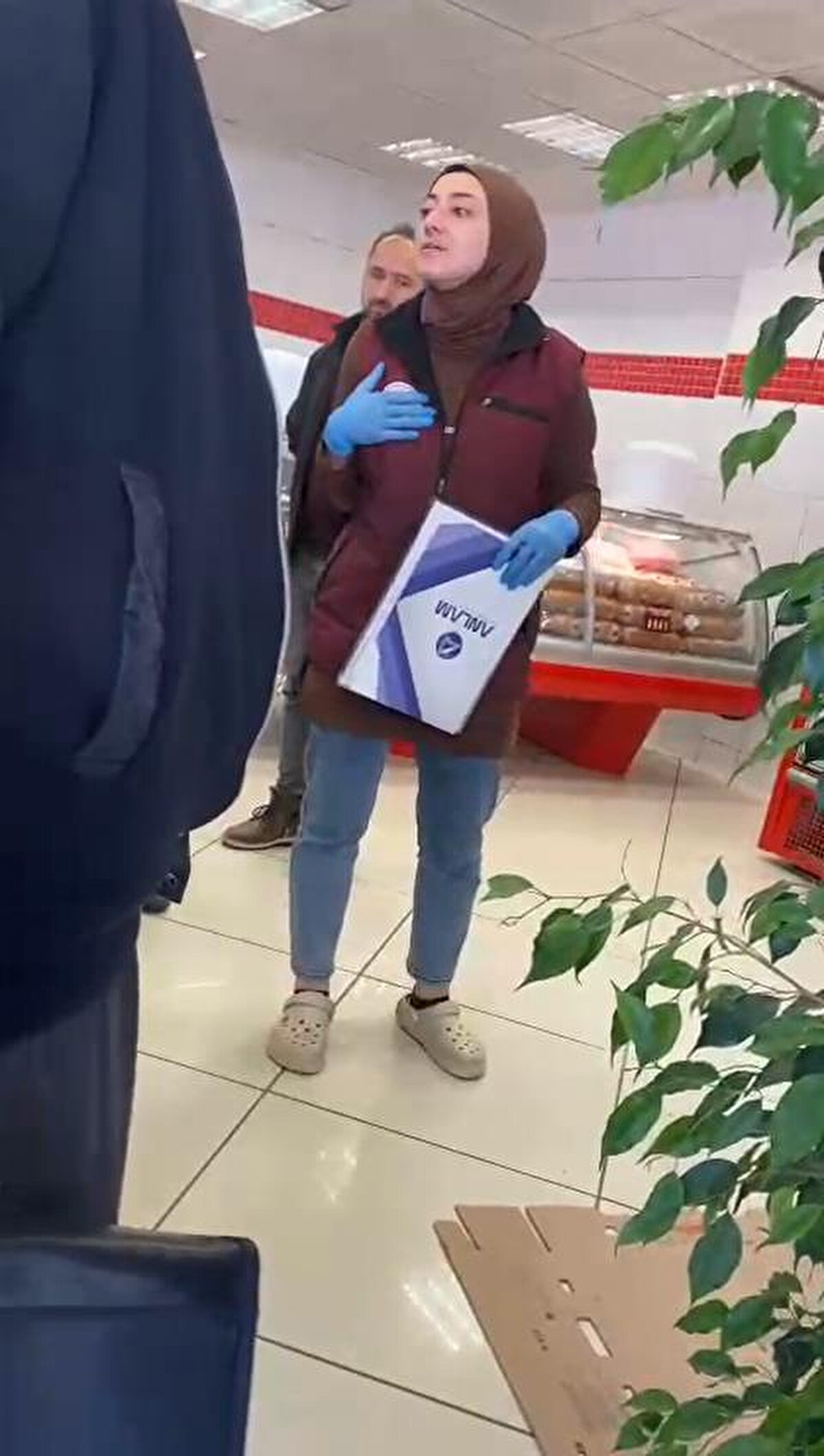 Kasabın bir navigasyon uygulamasında da, 'Et ve Süt Kurumu mağazası' olarak işaretlendiği iddia edildi.<br><br>Müşteriler kasaptaki fiyatların 'Et ve Süt Kurumu'ndan farklı olduğunu görünce, tepki gösterdi.