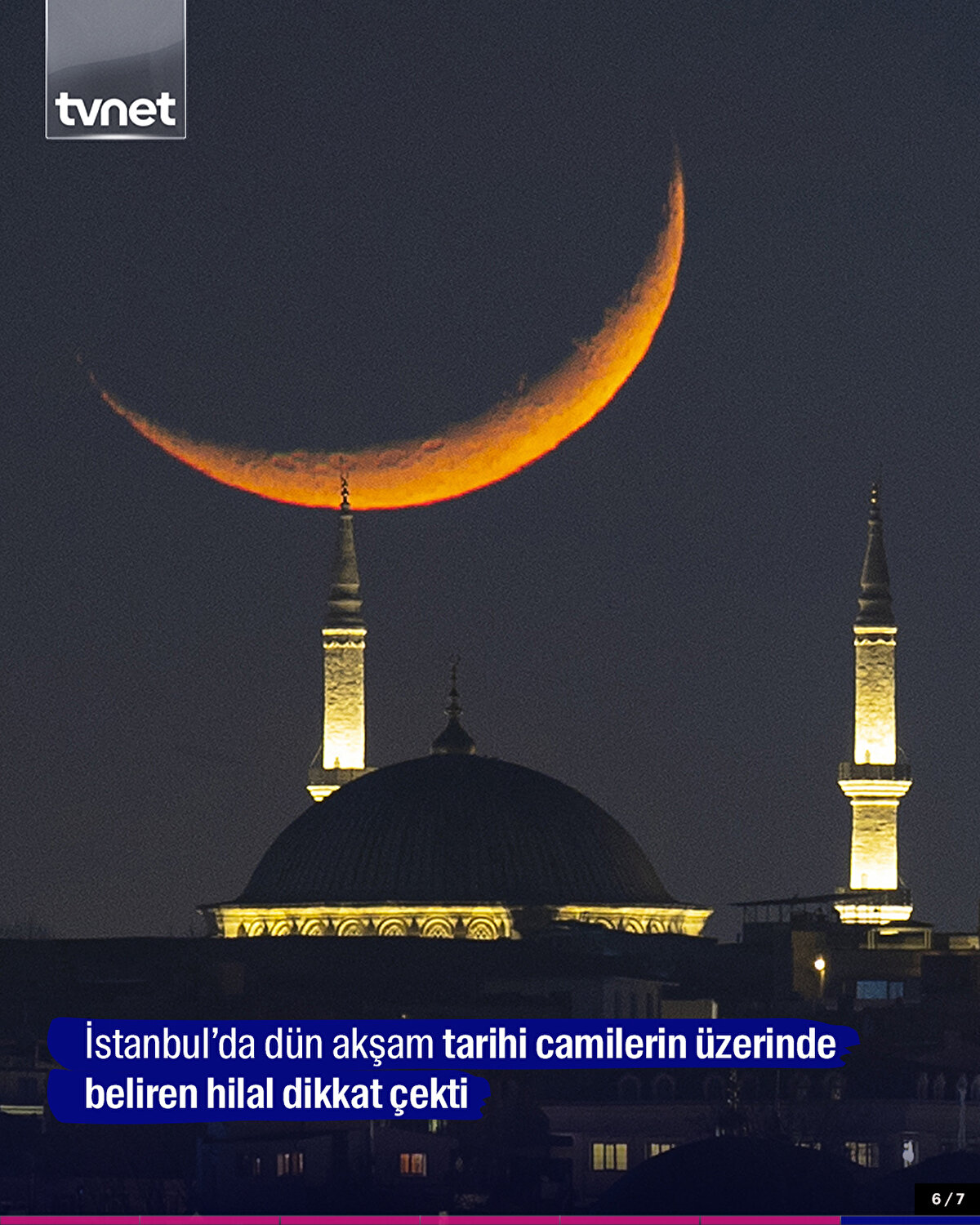  İstanbul’da dün akşam tarihi camilerin üzerinde beliren hilal dikkat çekti