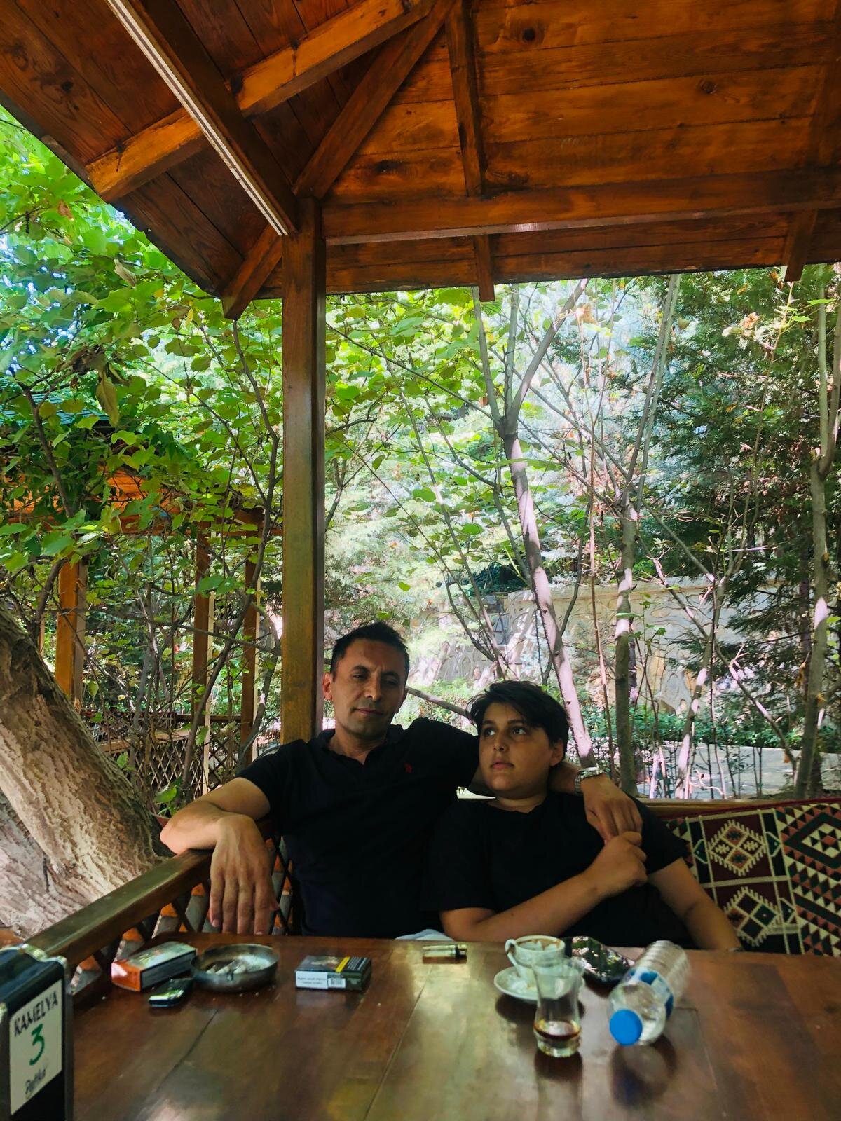 Durumun bildirilmesi üzerine harekete geçen Sivas İl Emniyet Müdürlüğü ekipleri şüpheli H.K. ve oğlu M.K.'yi yakaladı. Telefon babaya teslim edilirken saatin ise satıldığı ortaya çıktı. Şüphelilerin ise tutuklandığı öğrenildi.<br><br>