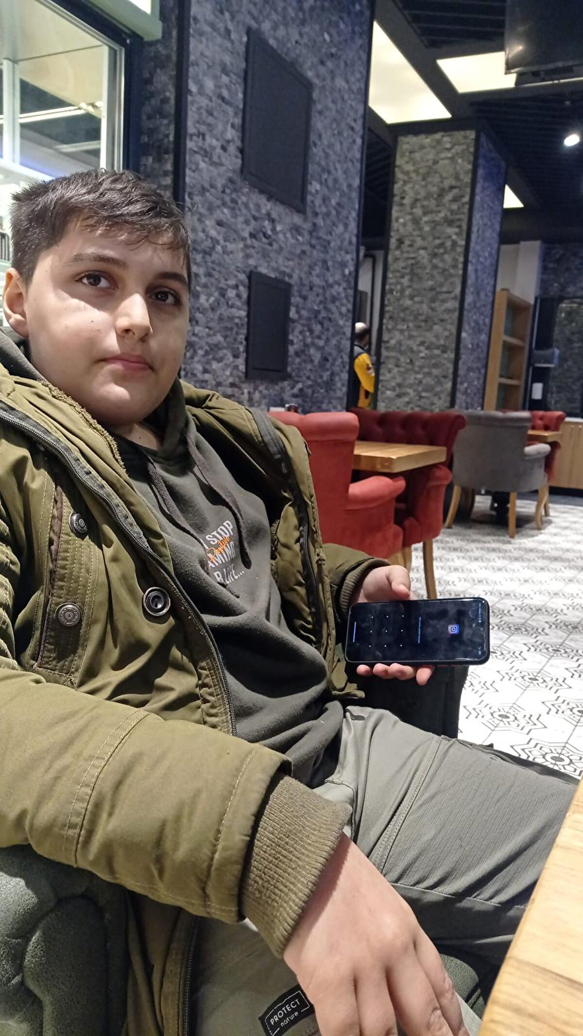 Taburcu olduktan sonra oğlundan geriye kalan eşyaları enkazda aradığını belirten Esat Denli, "Ben hastaneden çıktıktan sonra oğlumun cenaze işleri ile uğraştım. Oğlumu Malatya'da defnettikten sonra Adıyaman'a döndüm. Enkazda oğlumdan geriye bir şey bulabilir miyim diye baktım. Eşyalarını, fotoğraflarını aradım. Okuluna gittim, oğlumdan geriye kitap kalmış mı diye aradım. Her taraf kapalıydı. Arkadaşlarım ve yeğenlerim ile birlikte enkaz üzerinde arama yaptık. Bize, oğluma, çocuklarıma ait hiçbir şey bulamadım. Oğlumun bir fotoğrafını bile bulamadım. Enkazdan bir şey bulamayacağımızı anladık. Umudumuzu yitirdik. Kızım ile birlikte İstanbul'a geldik. Bir süre sonra oğlumun arkadaşı bize ulaştı. İbrahim'in telefonunun ve saatinin şu numaralı kişide olduğunu söyledi. Vakit kaybetmeden numarayı aradım, açmadı. Sonra kendisi beni aradı. Görüşmeden sonra oğlumun saatinin kendilerinde olmadığını söylediler ama telefon için konuştular. Oğlumun telefonu için kendisine yalvardım, telefonu bize ulaştırmasını istedim. 'Telefonu istiyorsanız, sizin için bir değeri varsa bunu o şekilde olamayacak' dediler. Bunun için ödeme yapmam gerektiğini söylediler. Bu şekilde göndereceklerini söylediler. Bu duruma çok üzüldüm. Oradaki insanların ve bizim sıkıntılarımızı, duygularımızı hiç anlayamamışlar" dedi.<br><br>