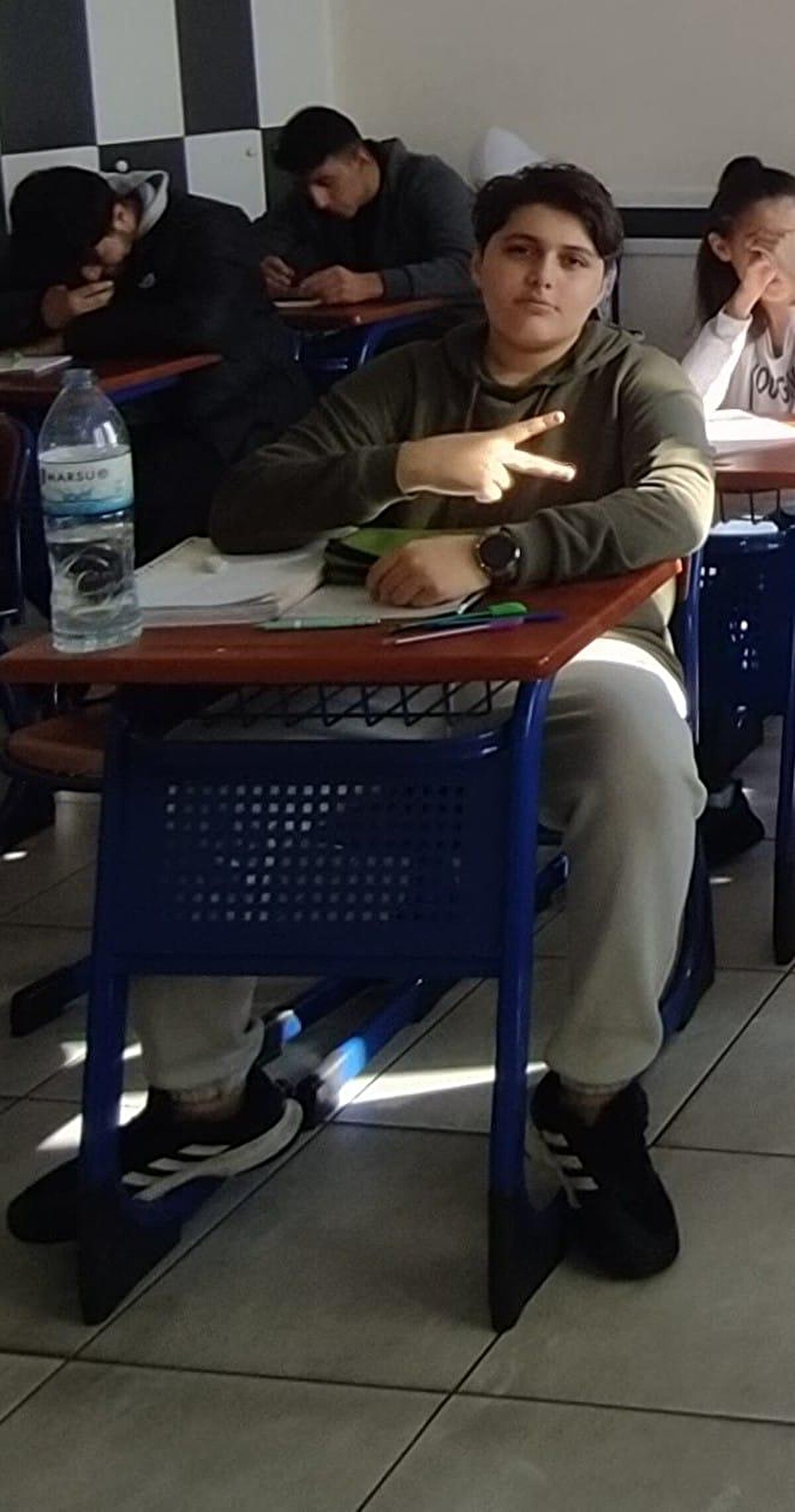 Baba Esat Denli, "Ben 17 yaşında oğlumu kaybettim. Bu çok acı bir şey. Tarif edilecek bir durum değil. Kendisine beklentisini sorup çözüm bulacağımı belirttim. 'O fotoğraflara ihtiyacım var' dedim. Sonra yeğenime söyledim, yeğenim polis. Mesleğini de belirterek kendilerine mesaj attı. Sonra ürktüler ve bana dönüş yapmadılar. Bir şekilde konu Sivas emniyetine iletildi. O gece telefonun yeri tespit edildi. Telefon şahısların evinde çıktı. Saati de aldıklarını itiraf etmişler ve satmışlar. Telefonun içerisinde oğluma dair bütün bilgileri ve fotoğrafları silmişler. Telefonda başka insanların fotoğrafları ve hesapları vardı kullanmışlardı. Bilgileri geri getirebilirsek oğluma dair bir şeyler bulabileceğim. Ciddi anlamda bu durum beni derinden üzdü. Hiç beklemediğim bir şeydi. Orada 50 bin insan vefat etmiş. İnsanlar acı çekerken böyle bir şey ile karşılaşacağımı tahmin edemedim. Telefonu aldık. Telefonun içindeki bilgileri nasıl kurtarabiliriz onun üzerinde çalışıyoruz" diye konuştu.<br><br>