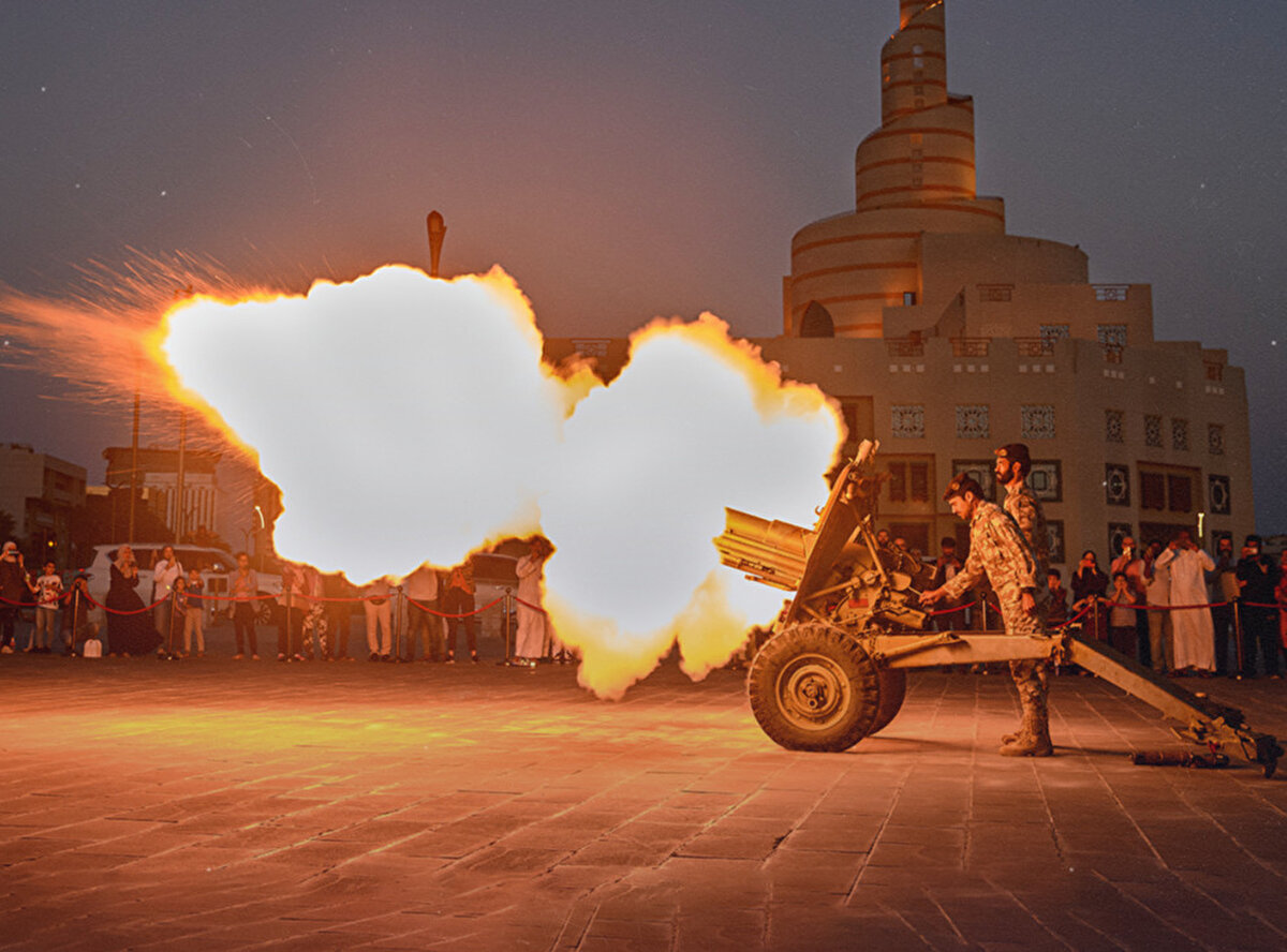 Üçüncü hikâyeye göre, bu uygulamanın kökeni 19. yüzyılın sonlarında Mısır'da Hidiv İsmail dönemine uzanır. Hikâye benzer şekilde, askerlerin mağrip zamanında patlayan bir topu denediği şeklindedir. Hidiv'in kızı Fatıma bunu duyunca, topun mağripte ve bayram günlerinde resmî etkinliklerde kullanılması gerektiğine dair bir ferman çıkardı. Bu nedenle Ramazan ayında atılan toplara “Fatıma'nın topu” diyenler de vardır.