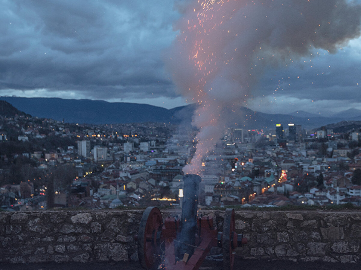İkinci bir rivâyete göre ise, mağrip zamanında Alman yapımı bir topu ateşleyenin 19. yüzyılın başlarında Mısır hükümdarı Muhammed Ali olduğu ve insanların bu hareketin oruçlarını açmak için bir işaret olduğunu düşündükleri söylenir.