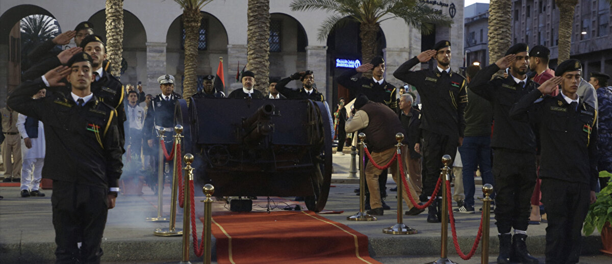 İftar topu geleneğinin nasıl ortaya çıktığına dair birkaç farklı hikâye anlatılagelir. Bunlardan ilkine göre, Kahire'deki Memlûk sultanı yeni dökülen toplardan birini denemek ister. Ancak bu faaliyet akşam namazına denk geldiğinden Kahire sakinleri, padişahın ibadet edenlere oruçlarını açma zamanının geldiğini bildirmek için topu ateşlediğini düşünürler. Padişah, halkının bu "yenilikten" memnun olduğunu görünce bunu her gün yapmaya karar verir.