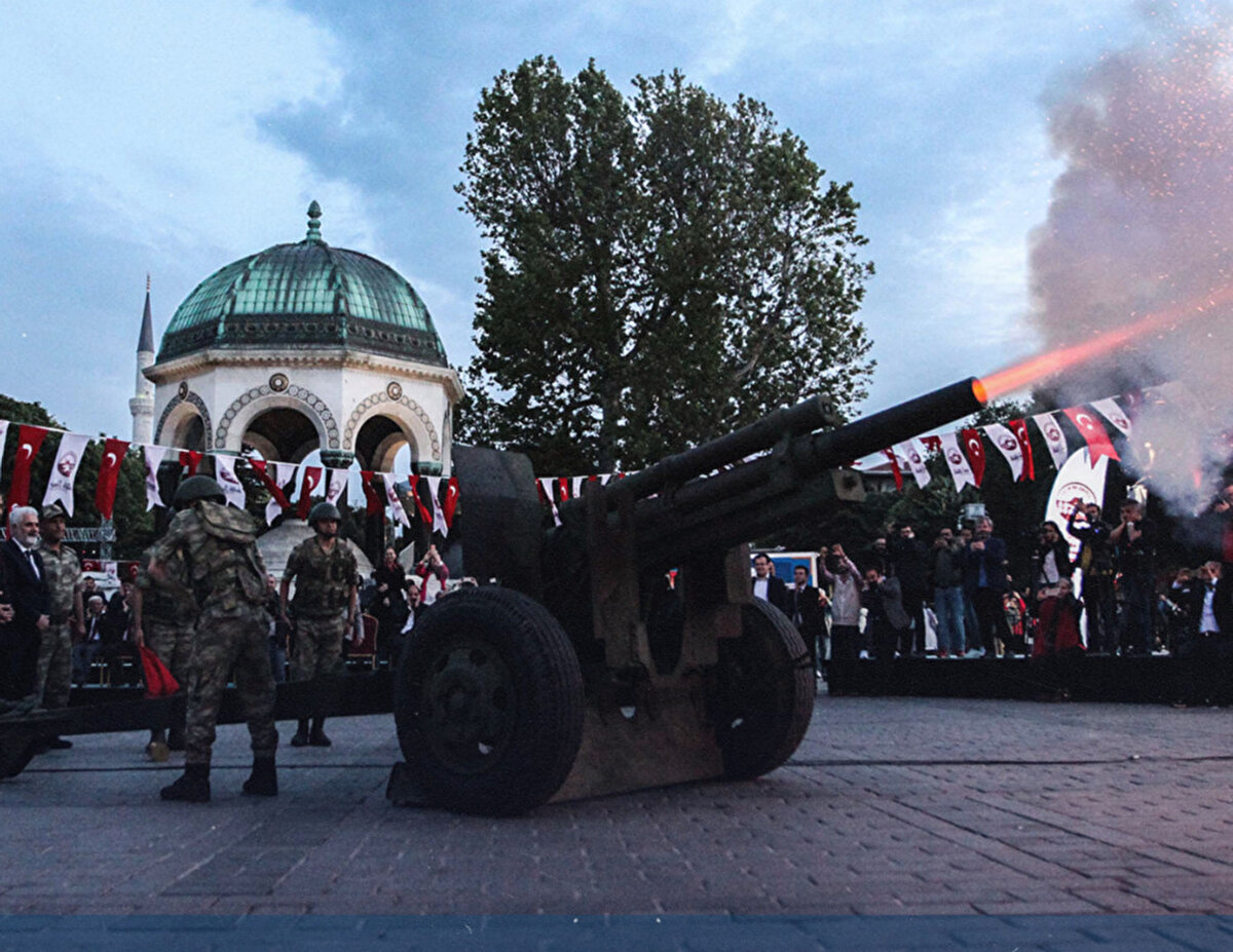 Tüm hikâyelerde, topun ateşlenmesinin bir kaza olarak başladığı, ancak daha sonra bir Ramazan geleneği haline geldiği görülmektedir.