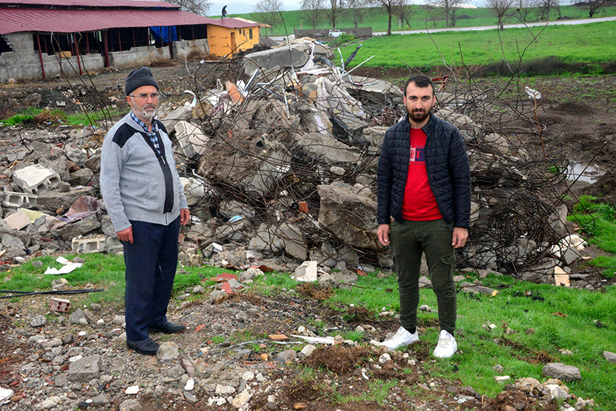 3 kişinin hayatını kaybettiği mahallede enkaz kaldırma çalışmaları devam ederken, dün, depremin 47'nci gününde öldüğü düşünülen keçi sağ çıktı. 