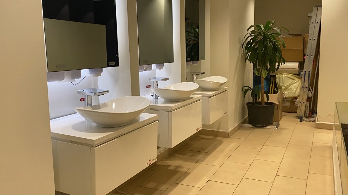 "ÜCRETSİZ TUVALET YERİNE BİZİ TERCİH EDİYORLAR"<br>AVM'de 6, aynı katta 2 ücretsiz tuvalet olmasına rağmen müşterilerin kendilerini tercih ettiğini söyleyen Sacettin Gür, "Hemen bize 20 saniye yürüme mesafesinde bir ücretsiz tuvalet olmasına rağmen insanların bizi tercih etmesi bizleri gururlandırıyor. Demek ki, işimizi doğru yapıyoruz. Bu bakımdan mutluyuz. Bu sektörde hizmet vermeye devam edeceğiz. Bir hanımefendi gelip, peçetelerimizin çok kalitesiz olduğunu söyledi. Benim için çok değersiz bir yorumdu. Çünkü en kaliteli peçeteyi kullanıyoruz. Bu peçeteden bir tane kullanmanız yetiyor, yüzünüzdeki tüm ıslaklığı alıyor. Herkes her şeyi söyleyebilir ama biz düzgün hizmete ve işimizi düzgün yapmaya önem veriyoruz. Ben inşaat yüksek mühendisiyim. İşimi doğru yapma taraftarıyım ve işimi de doğru yapıyorum. Geliyoruz bakıyoruz, gerekli kontrolleri yapıyoruz. Siz de içeri girdiğiniz zaman, gözünüz kapalı girerseniz, bir tuvalete girdiğinizi anlayamazsınız. Çünkü hiçbir koku yok. Kabinlerimizde ve ortamda hiçbir koku yok. Güzel, rahat, konforlu bir ortam. Genelde hijyene önem veren insanlar içeri giriyorlar. Bazıları başta serzenişte bulunabiliyor ama çıktıları zaman teşekkür ediyorlar" diye konuştu.