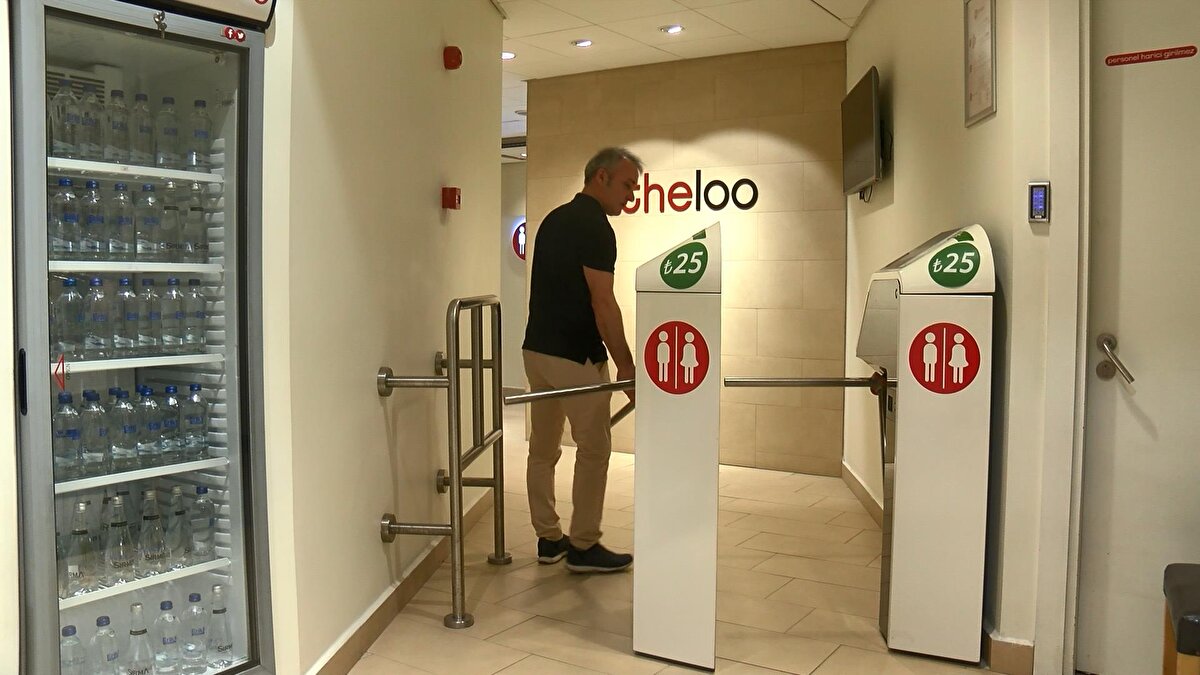 "AYLIK 400 LİRA ÜCRET ÖDÜYORUM"<br>AVM'de işletme müdürlüğü yapan Kadir K. "Buradan hizmet alıyorum ve çok memnunum. Hijyenik olduğu için ben burayı tercih ediyorum. Her kullanımdan sonra çalışanlar tarafından temizlenip, dezenfekte ediliyor. Aylık 400 lira ücret ödüyorum. Sonuna kadar parasını hak ettiğini düşünüyorum" diye konuştu.