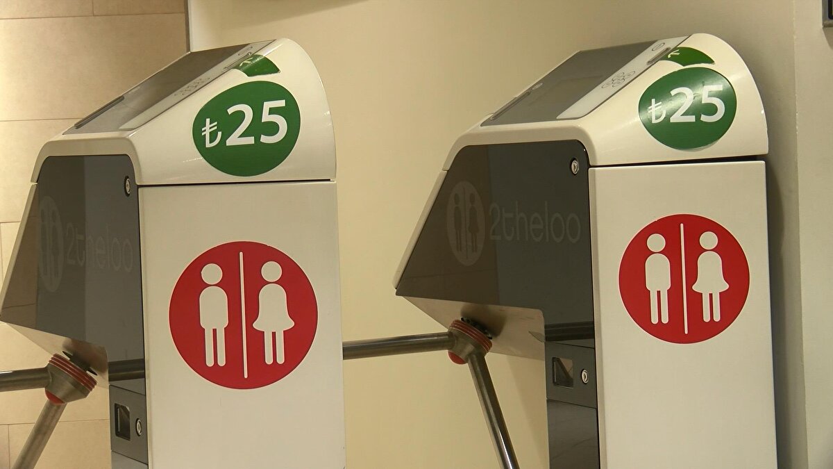 "BÖYLE BİR HİZMETİN BEDELİ OLUYOR"<br>"Evdekinden daha temiz tuvalet" diyerek yola çıktıklarını vurgulayan İşletmeci Sacettin Gür, "Burayı sadece bir tuvalet olarak düşünmeyin. Temizlik ve hijyen isteyen müşteriler bizi tercih ediyor. Bizim güzel yüzümüz için bazı insanlar devamlı geliyor, bu atmosfer ve ambiyansı sürdürebilmek için çok uğraşıyoruz. İşimizi doğru yapıyoruz, bu bakımdan mutluyuz. Bu sektörde hizmet vermeye devam edeceğiz. Özellikle temiz ve hijyenik tuvalet isteyen müşteriler bizi tercih ediyorlar. Bu AVM'de çalışanlardan bile hatırı sayılır müşterilerimiz var. Aylık abone olarak, gelip bizim tuvaletimizi kullanıyorlar. Neden? Çünkü bizim tuvaletlerimizde şöyle bir özellik var; her kullanımdan sonra bir kişi tarafından özel ürünlerle temizleniyor. Peçetelerimiz yine aynı şekilde birinci sınıf ve kaliteli. Tuvalet kağıtlarımız keza öyle. Kullanılan sabunlar 250 senelik markanın ürünleri, musluklarımız özel dizayn edilmiş ve su tasarruflu musluklar. Kabinlerimiz ses izolasyonlu, tavanımızda özel taş yünlü sistem var, bu şekilde ses asla olmuyor. Kadınların kullanacağı özel makyaj alanları var. Klozetler yine özel, pisuar ısı ile çalışıyor, herhangi bir yere dokunmanıza gerek yok. Yani burası temassız sistemle çalışıyor, girdiğinizde temiz bir yere giriyorsunuz. Dolayısıyla böyle bir hizmetin bedeli oluyor. Kullanılan üründen fayansa, bir gider oluyor" şeklinde konuştu.