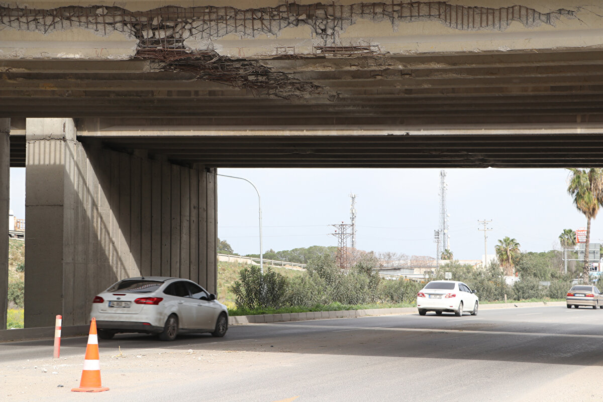 Adana-Mersin kara yolu üzerindeki Karaisalı gişeleri otoyol bağlantı köprüsü kirişlerindeki hasar dikkati çekti.