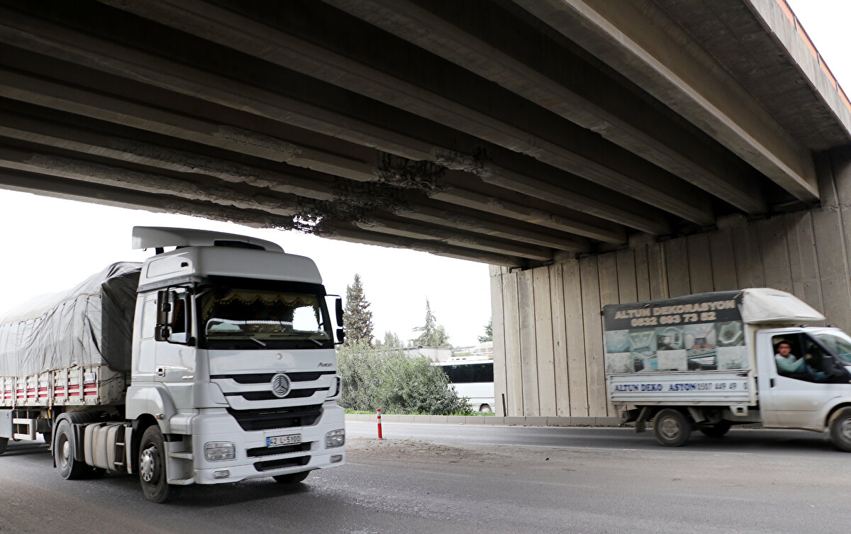 Deprem riski her zaman var. Ama bu köprünün şu anda depremsiz hali bile riskli. Bu haliyle kullanılması durumunda bir deprem etkisine gerek yok. Mevcut hali can güvenliği açısından son derece tehlikeli" dedi.