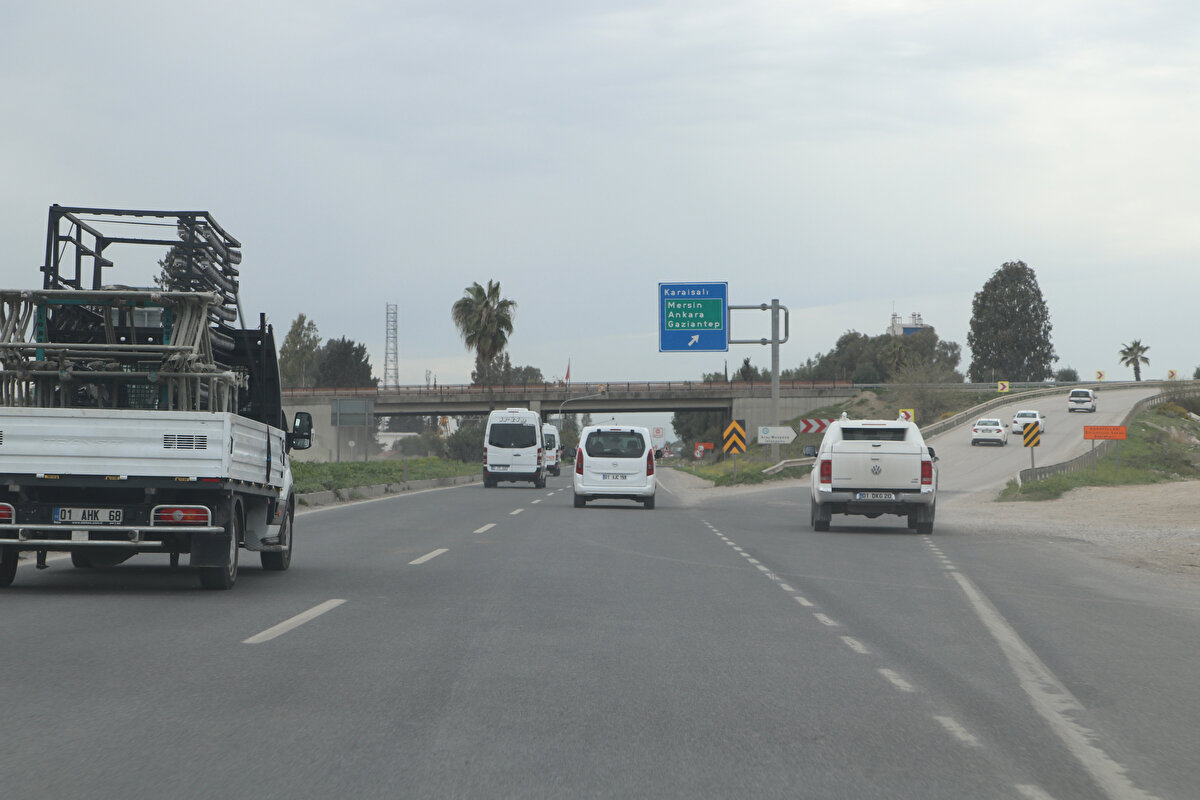 KÖPRÜYÜ TAŞIYAN KABLOLARDA KIRILMALAR VAR <br><br>Otoyol bağlantı köprüsünde inceleme yapan ÇÜ Mühendislik Fakültesi İnşaat Mühendisliği Bölüm Başkanı Prof. Dr. İsmail Çağatay, yüksek tonajlı bir aracın çarpması sonucu köprü kirişlerinin ağır hasar almış olduğunu söyledi.