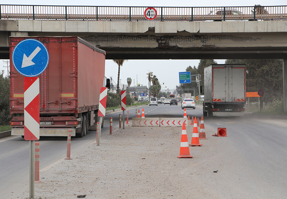 Köprünün kirişlerinde bulunan kabloların da kırıldığını, "Bu ön gerilmeli kirişler otoyol köprülerinde yaygın olarak kullanılıyor.