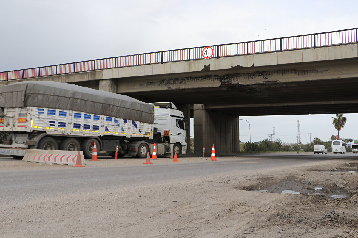 GÜÇLENDİRME MÜMKÜN GÖRÜLMÜYOR, DEĞİŞTİRİLMELİ<br>Bir an önce köprü kirişlerinin tamir edilmesi gerektiğini belirten Prof. Dr. Çağatay, "Aslında onarım ve güçlendirme de mümkün değil gibi görünüyor. Dolayısıyla bir an önce bu kirişlerin yerinden çıkarılarak yeniden kiriş yapılması lazım. Bu durumda kullanılması doğru değil. Burada gördüğümüz kirişler I kesitli kirişlerdir. Amerika'da standart tipte köprü kiriş kesitleri kullanılıyor. Ülkemizde de bu uygulanırsa köprülerin hızlı bir şekilde kirişlerini üretmek ve yerine monte etmek mümkün olabilir."