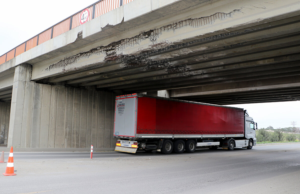 Ancak burada köprüyü taşıyan kablolarda çok büyük gerilmeler var ve birkaçının da kırılmış olduğu görülüyor.