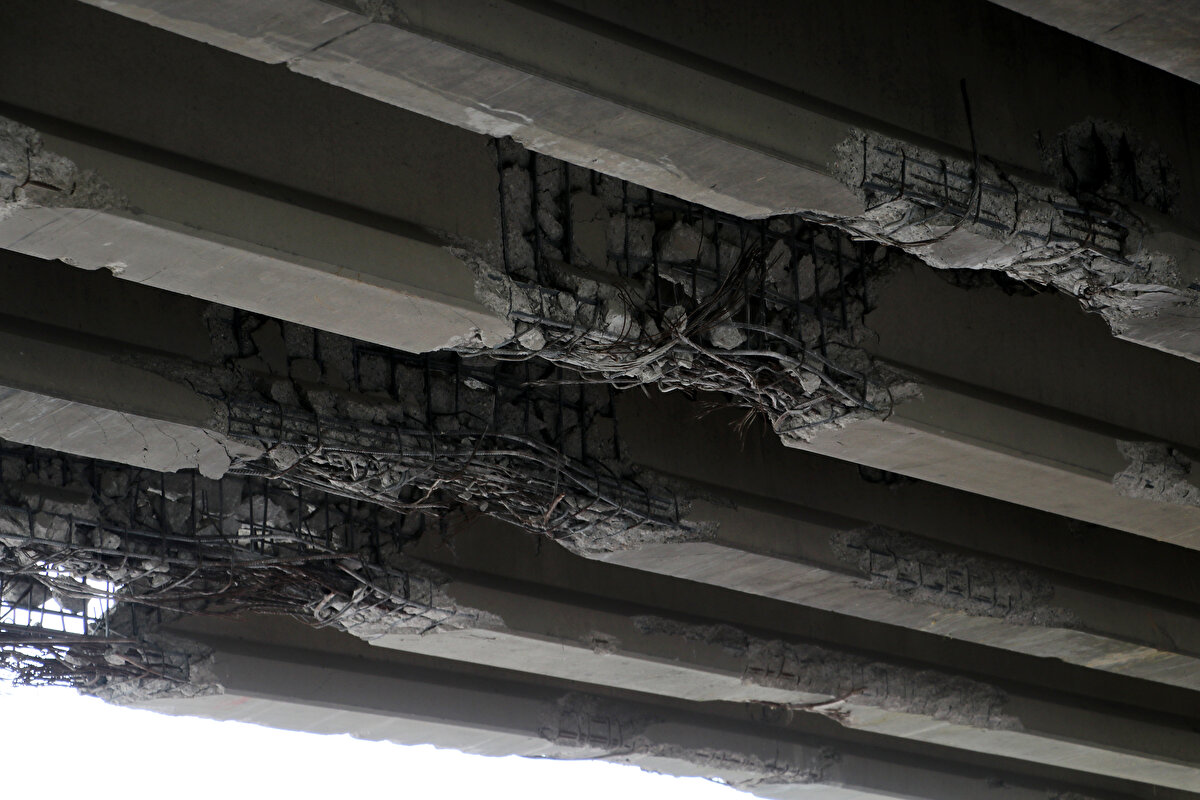 Üzerinden ağır araçların geçtiği köprünün hasar gören kirişlerin altından geçen yola da güvenlik amaçlı dubalar yerleştirildi.