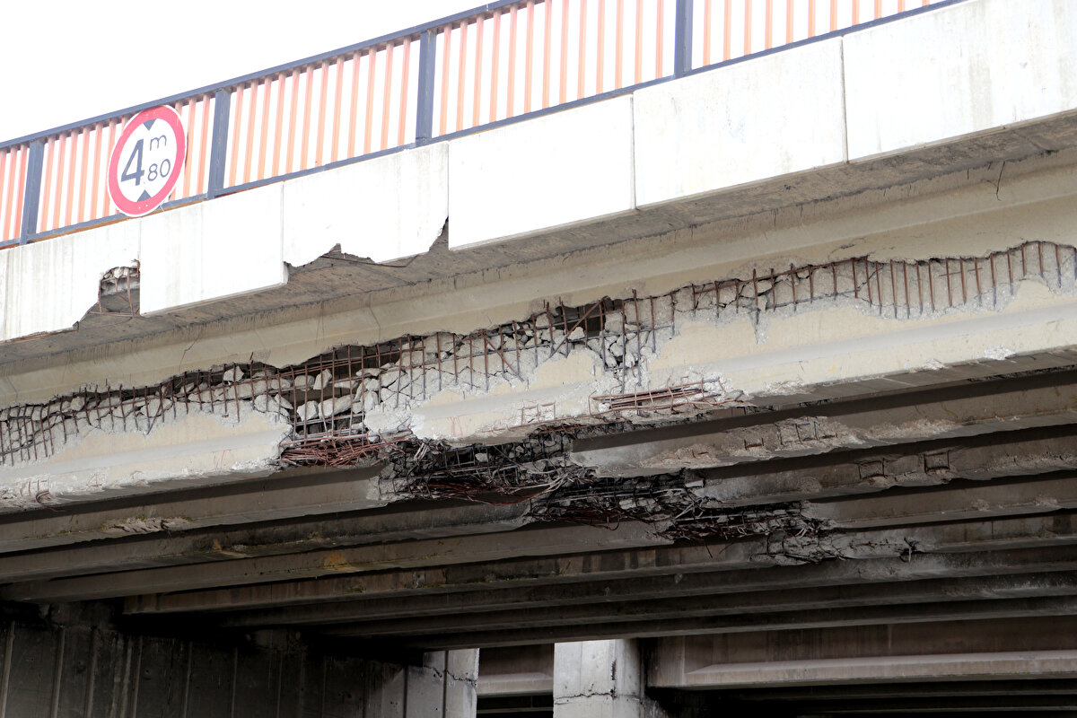 Köprü bu haliyle komple de çökebilir. Kiriş elemanları çökebilir. Çünkü yan yana kiriş elemanları birleştirilerek köprü oluşturuluyor.