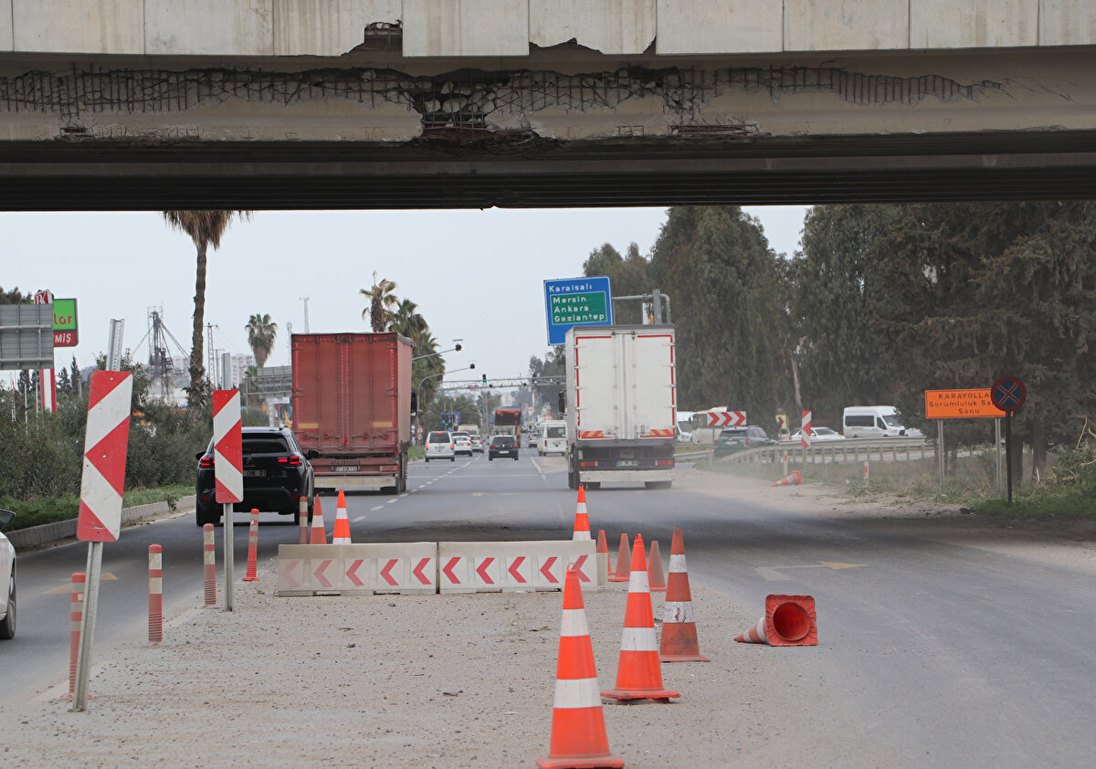 Köprünün üzerinden ağır vasıtalar da geçiyor. Dolayısıyla bu haliyle kullanılmasında büyük bir risk var" diye konuştu.