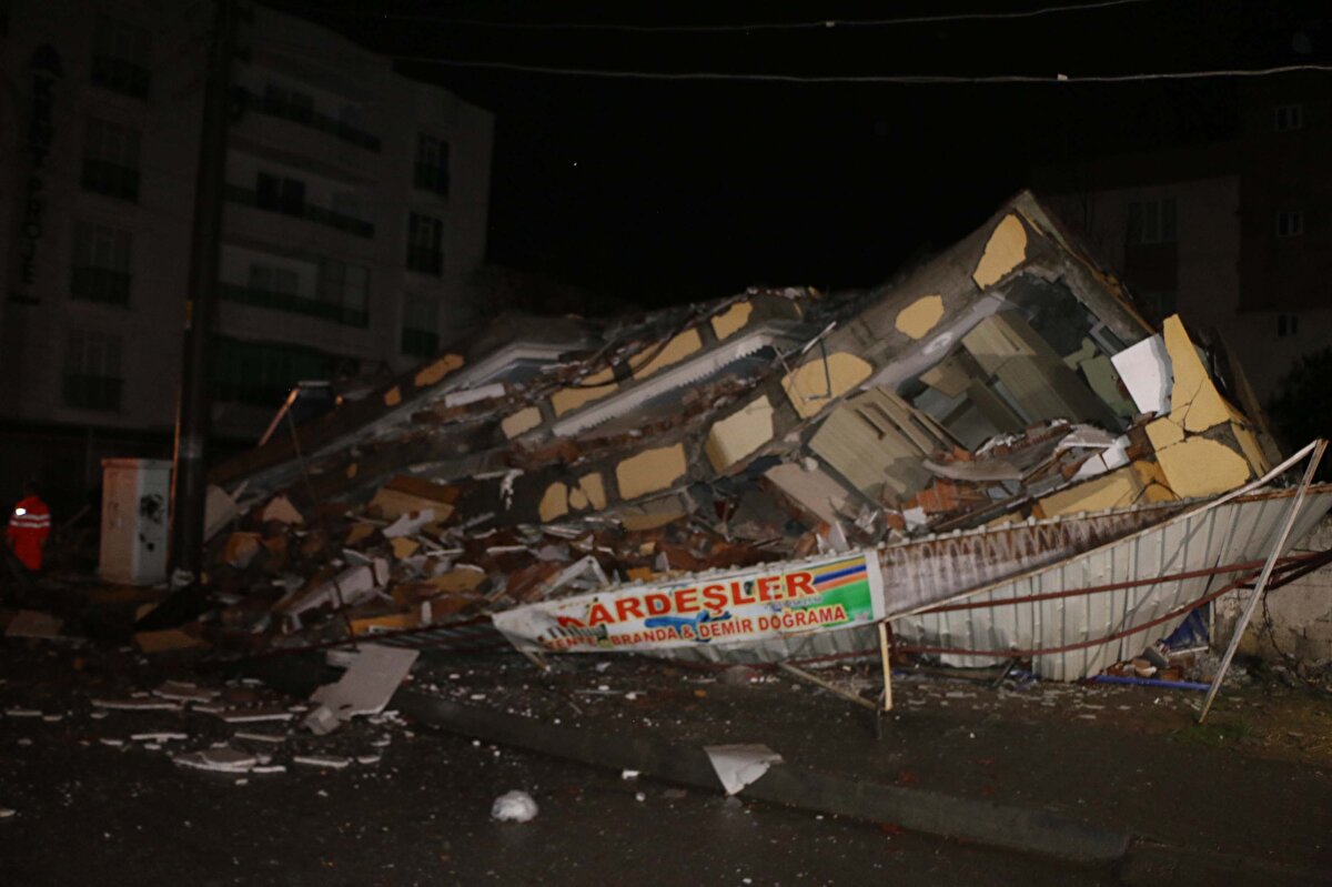 Çöken binanın Enkazı altında kalan bir otomobil ise AFAD ekipleri tarafından bulunduğu yerden çıkarıldı.