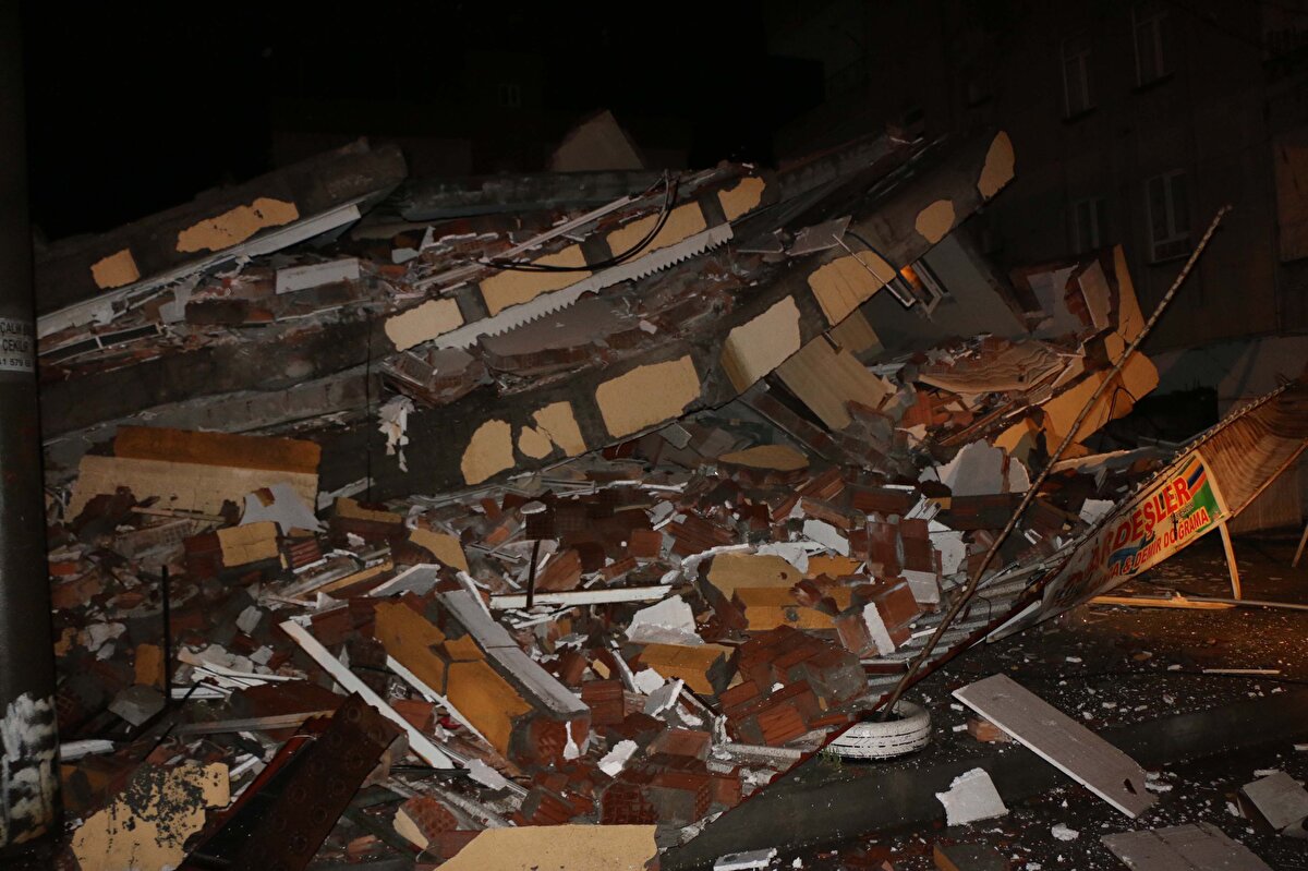  Adıyaman Belediye Başkanı Süleyman Kılınç da olay yerine gelerek incelemede bulundu. 