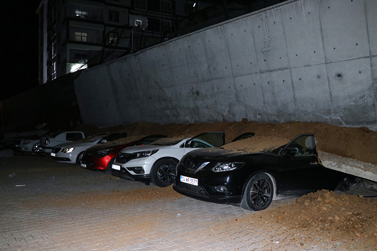 Ezan okunmaya başlayınca büyük bir gürültü duyduğunu anlatan Yılmaz, "Deprem oluyor diye düşündüm. Araçlardan yoğun alarm sesi geldi. Balkondan baktığımda istinat duvarının çöktüğünü gördüm." dedi.<br><br>