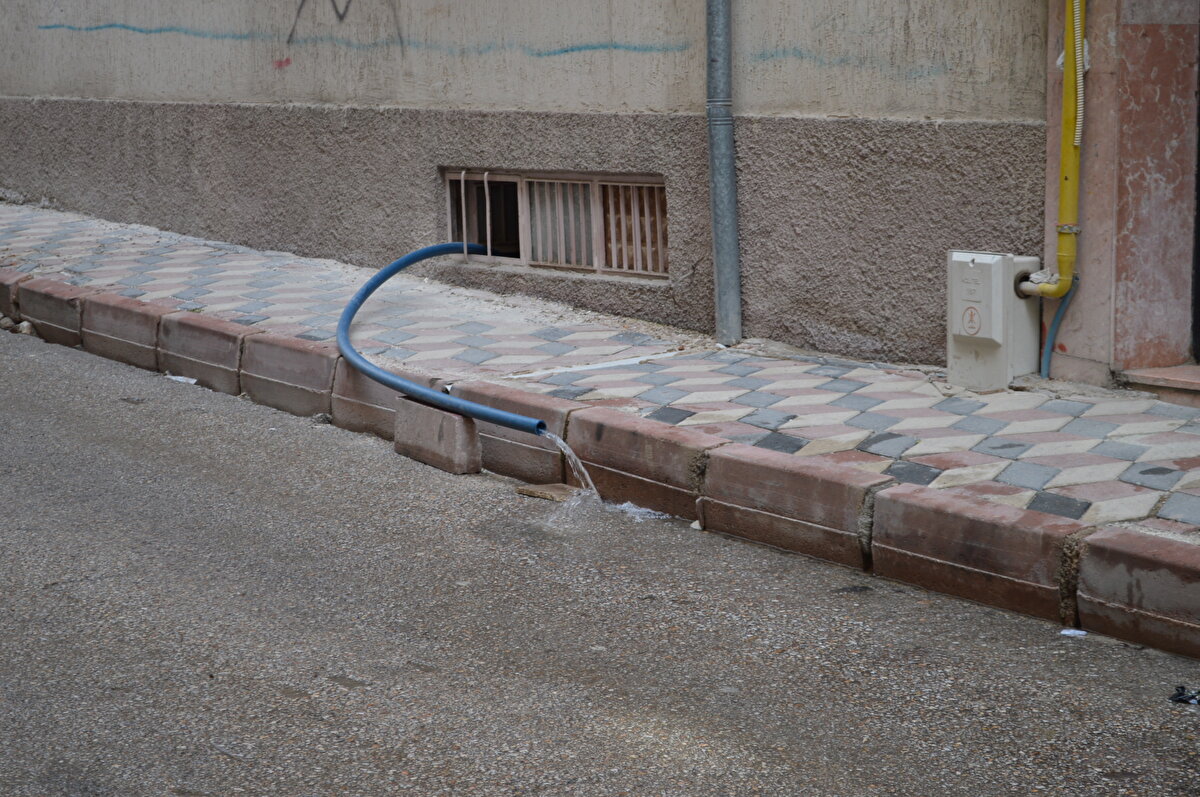 CAN GÜVENLİĞİMİZ YOK'<br>19 daireden oluşan ve şu an sadece 5 ailenin kaldığı binanın sakinlerinden Leyla Kurt, "Binamızın altından su geliyor. Fakat nereden geldiği belli olmayan su, bayağı sıkıntı yaratıyor. İtfaiye 2 defa geldi, suyu çektiler ama başa çıkamadılar. Pompa aldık, o şekilde suyu çekiyoruz. Bu suyun nereden geldiği ile ilgilenen kimse yok. Kimse bir şey yapmıyor, çaresiz kaldık, korkuyoruz. Korkudan evlere girilmiyor, can güvenliğimiz yok. 200'den fazla insan oturuyordu. Şu anda toplasan 20 kişi bile kalmadı. Devletimizden bir ricada bulunuyorum; bizim bu sıkıntımızı gidersinler" dedi.