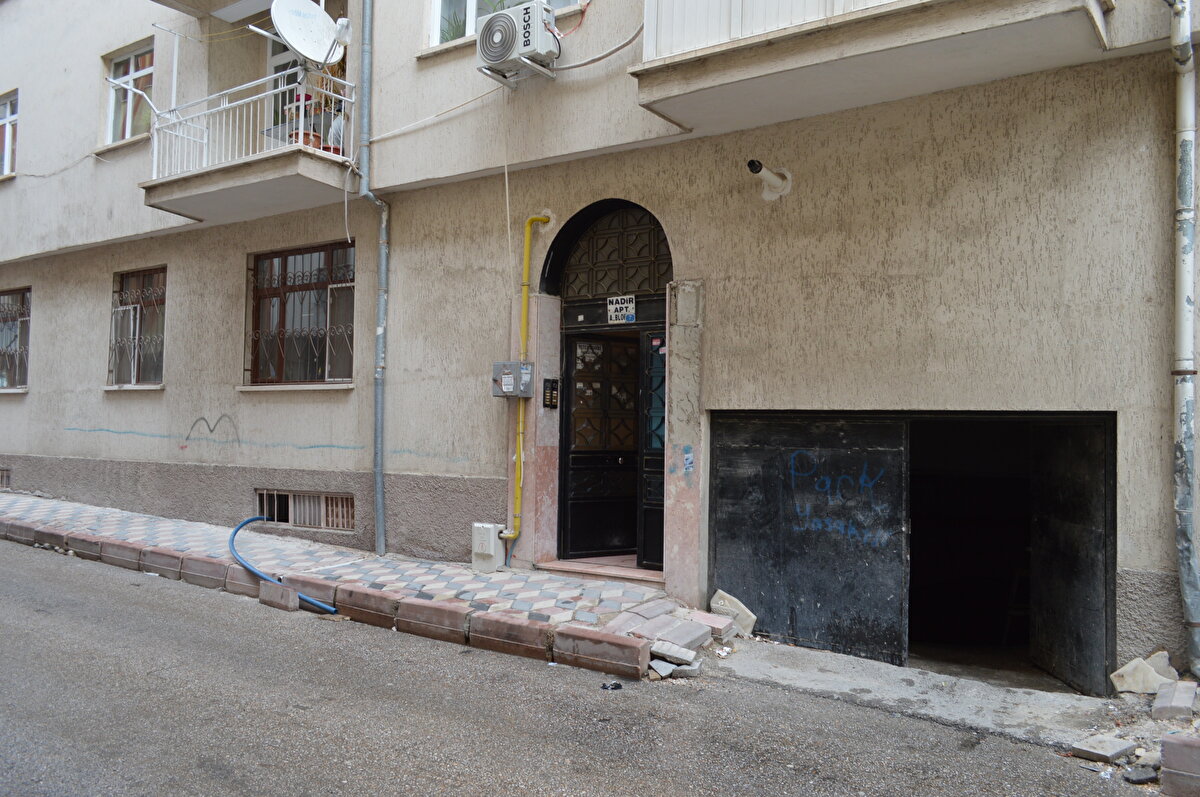 İki kez itfaiye ekiplerince boşaltılan su, tekrar dolmaya başladı. Bu kez bina sakinleri, bodruma su pompası koyup, suyun tahliyesine başladı. Sürekli su alan zemin nedeniyle 19 aileden 14'ü binayı terk etti, kalanlar kalıcı çözüm istiyor.