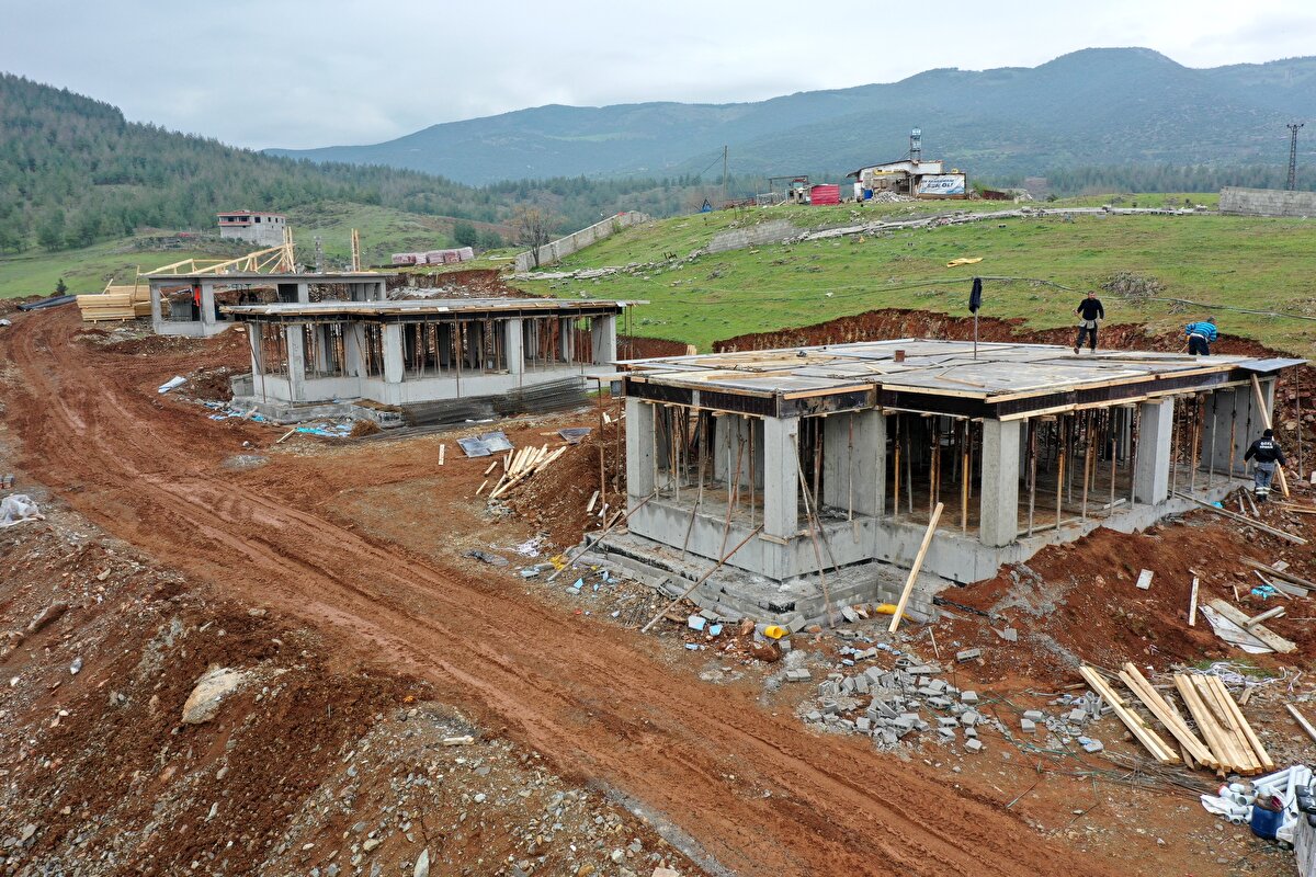 Belpınar Mahalle Muhtarı Abdullah Taşdemir, depremde mahallenin büyük hasar aldığını söyledi.<br><br>Depremden sonra bölgeye önemli katkıların sağlandığını, yaraların sarılması için askerlerin helikopterlerle bölgeye ulaştığını belirten Taşdemir, şimdi de yapılan evleri görünce çok mutlu olduklarını dile getirdi.